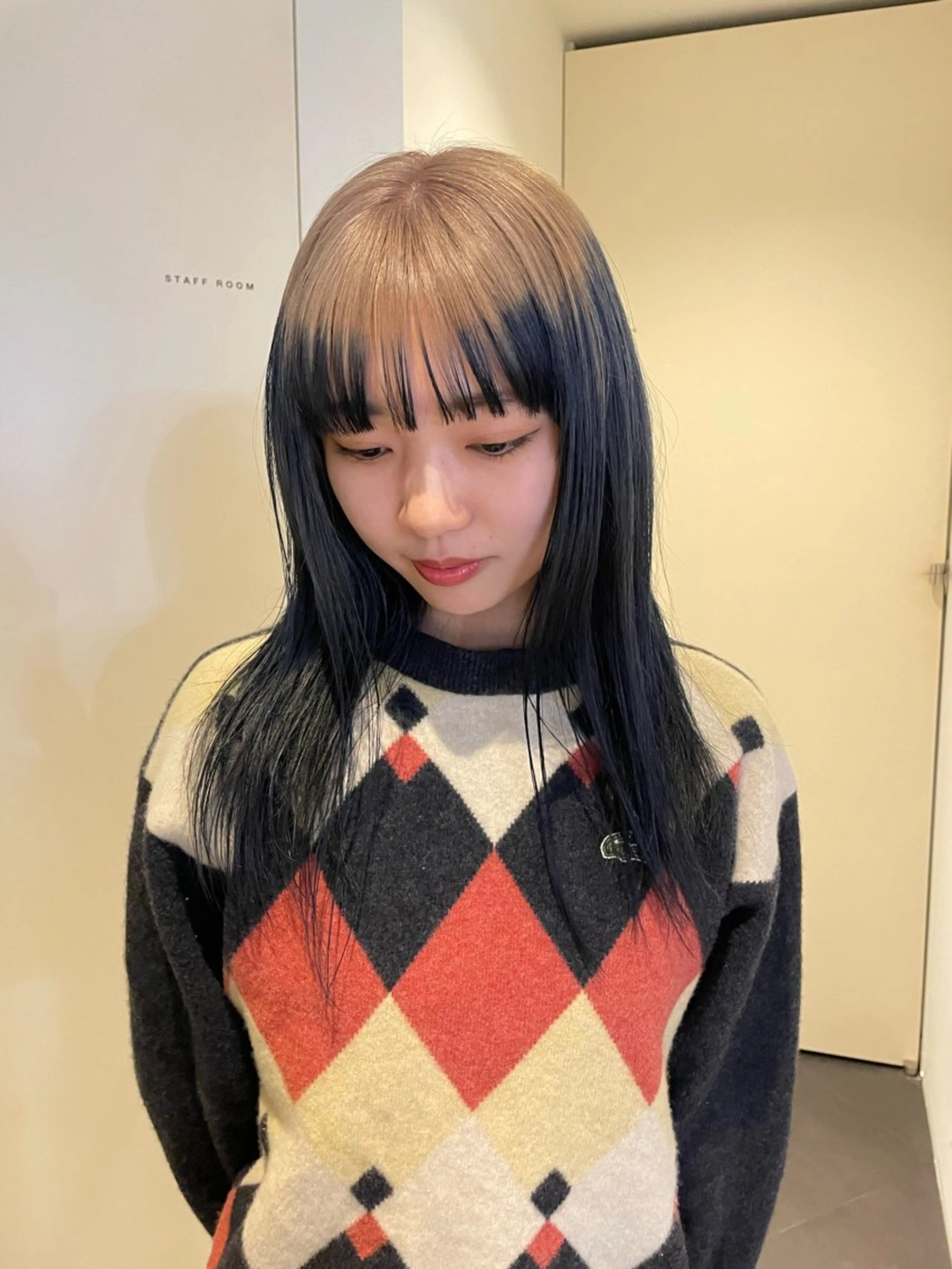 セミロング カラー ベージュカラー ブリーチ ブルーカラー ケアブリーチ デザインカラー ヘアカラー トリートメント MIU/ルーツカラー 顔まわりレイヤーのヘアスタイル