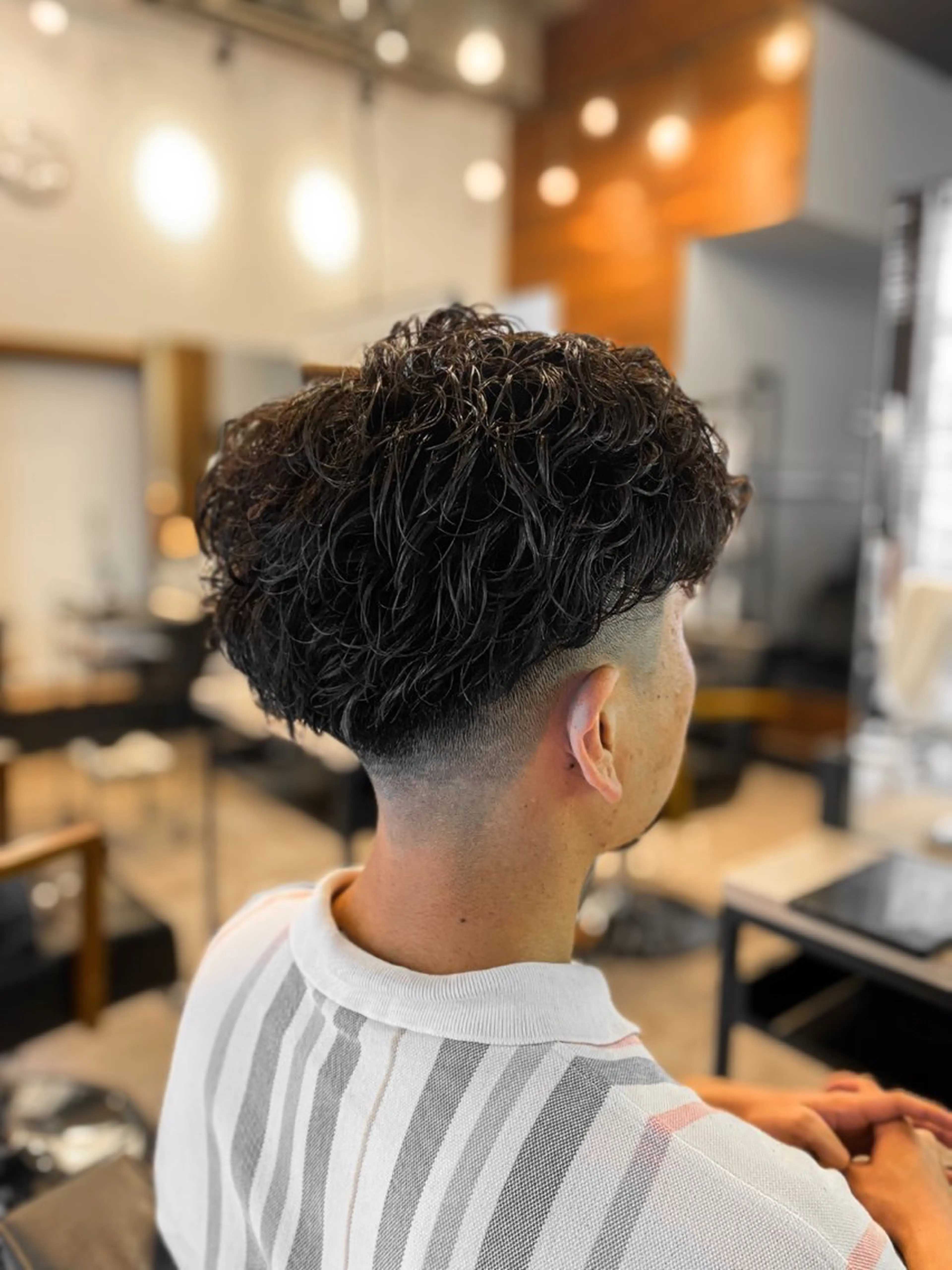 ショート パーマ メンズ キッズ メンズブリーチ ビジネス センターパート フェードカット メンズハイライト IRIE HAIR DESIGN所属・IRIE⚡️メンズ/ パーマ⚡️北川聖也のヘアスタイル