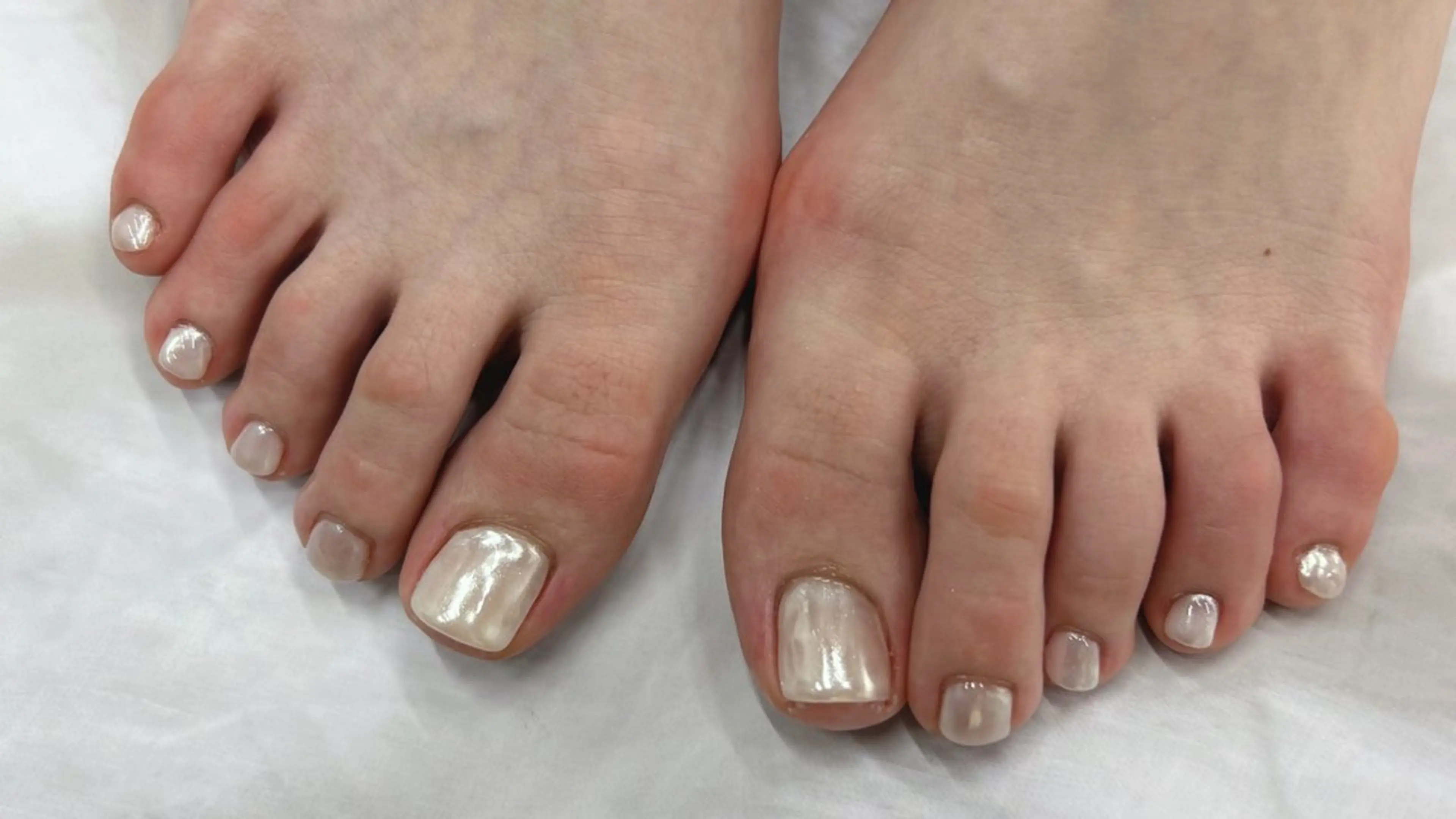 ネイル ミラーネイル ホワイト フットネイル Nail Salon agré所属・agré ネイルサロン　アグレのネイルデザイン