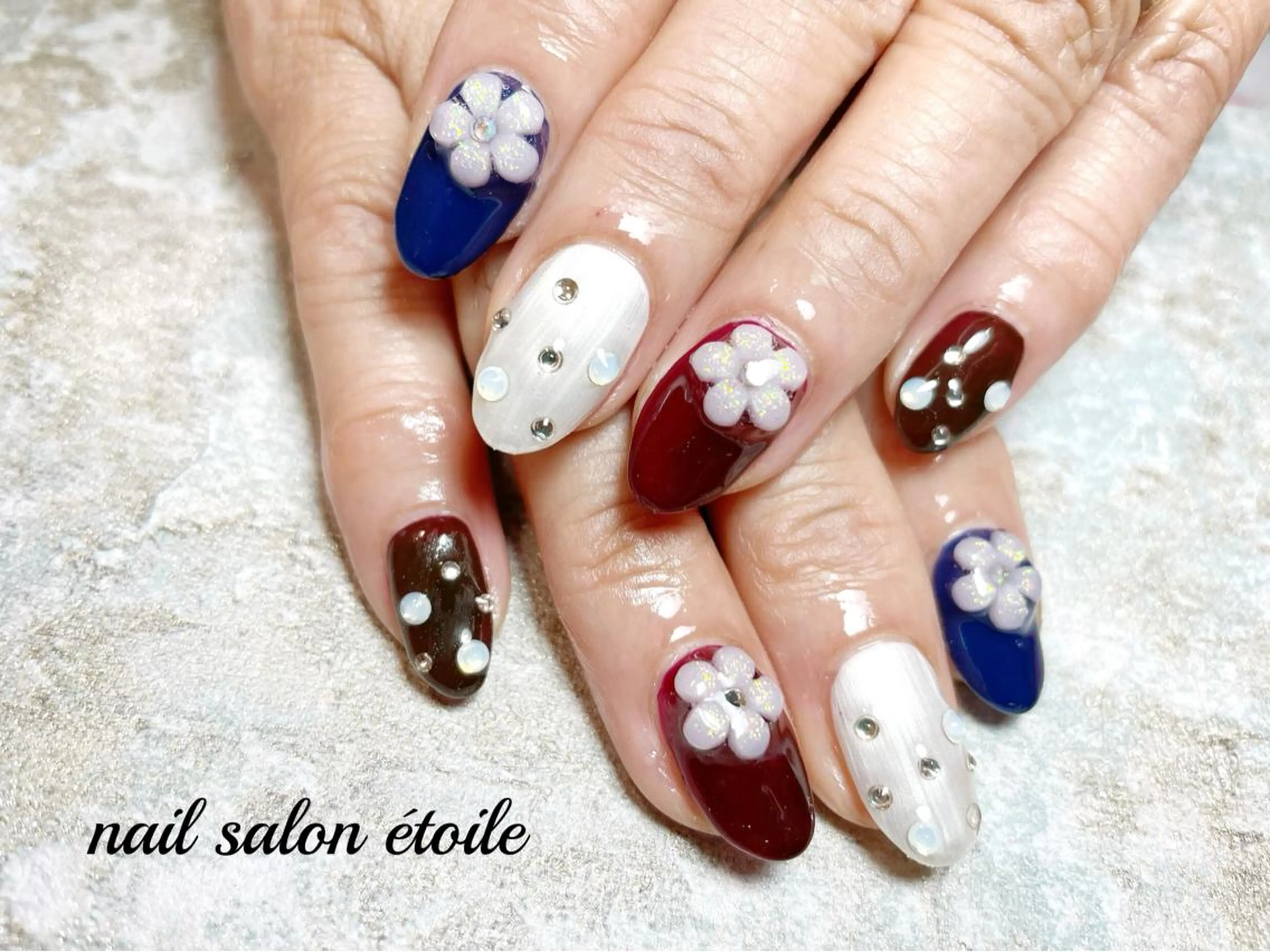 ネイル ブルー フラワーネイル 赤色 春ネイル ストーンネイル ハンドネイル nail salon étoileのネイルデザイン