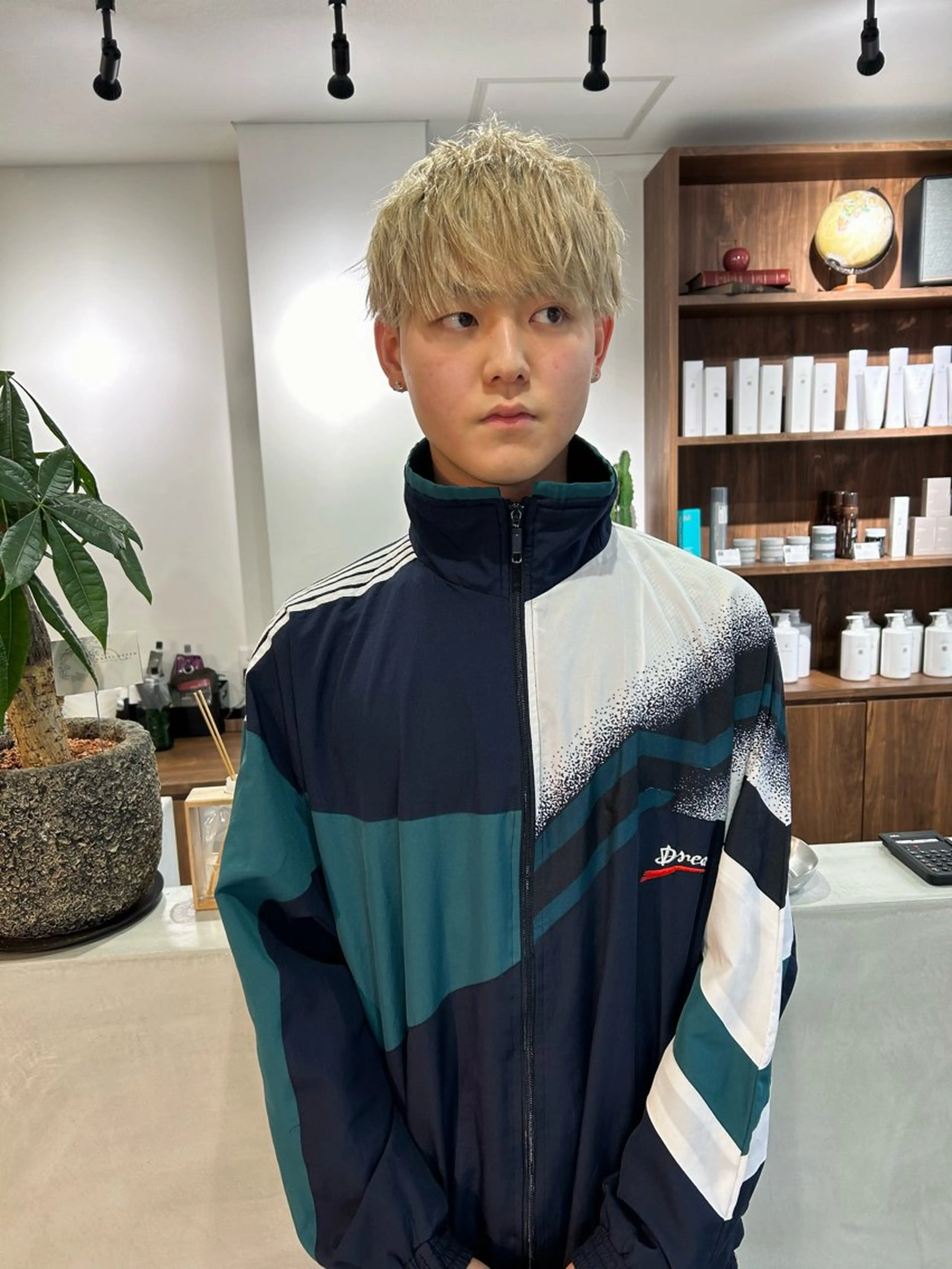 ショート カラー メンズ メンズブリーチ ブリーチ カット ヘアカラー (h)wim ウィムのヘアスタイル