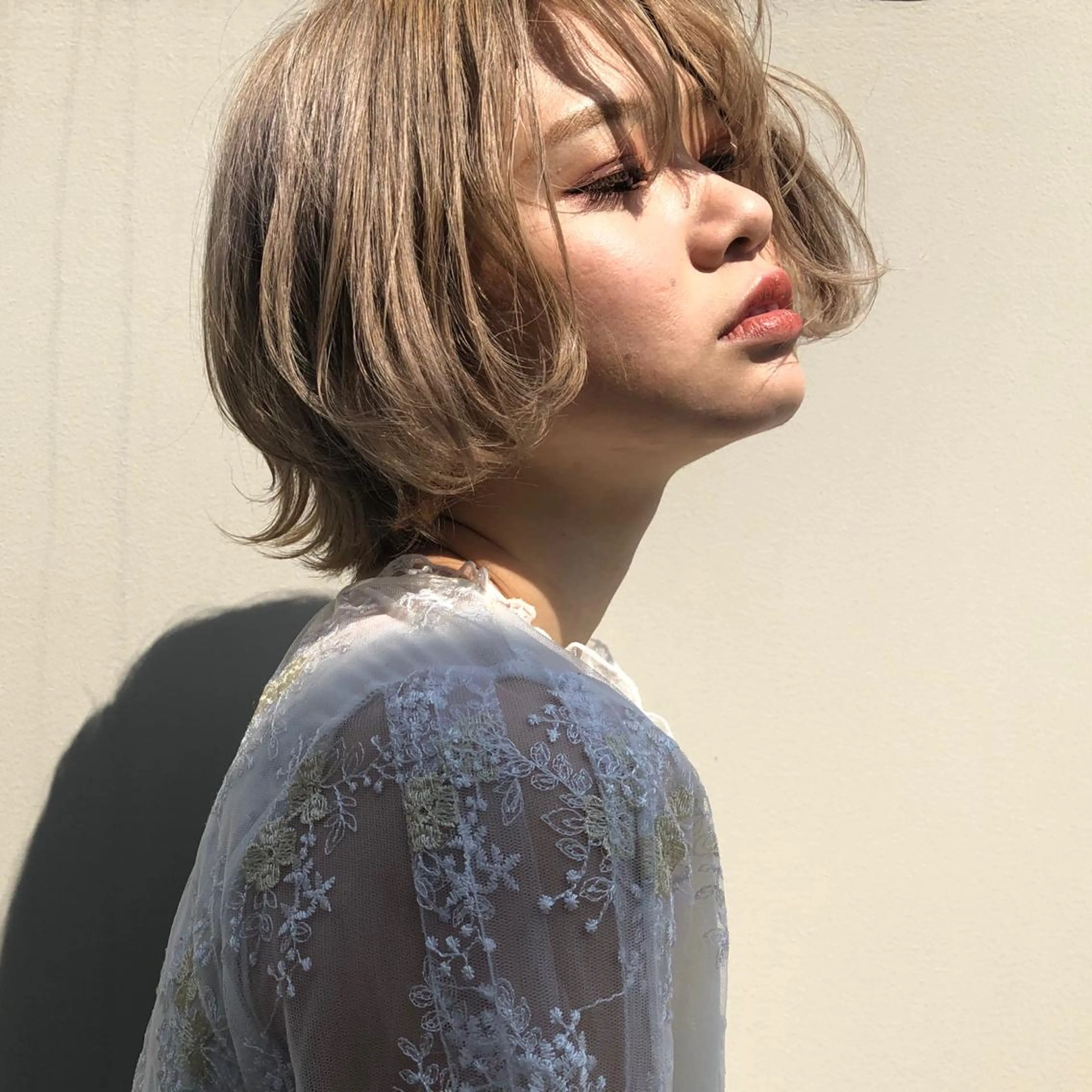 ショート カラー ベージュカラー ハイトーンカラー ミルクティーベージュ ケアブリーチ/ エクステ/レイヤーのヘアスタイル