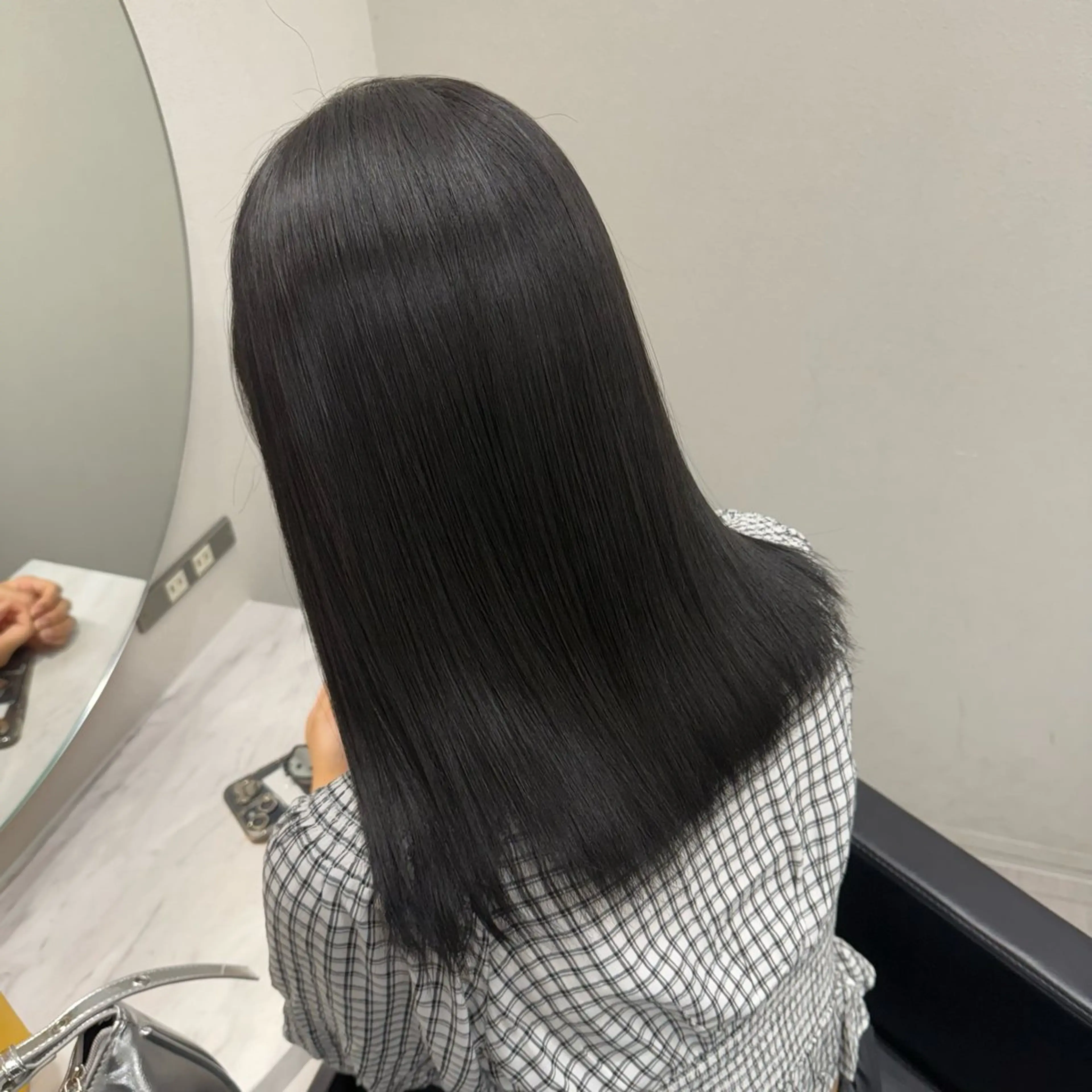 セミロング カラー 黒髪 ブリーチ ブルーカラー ブルーブラック ダークグレー ヘアカラー トリートメント ハイトーン/ 髪質改善/上質艶髪のヘアスタイル