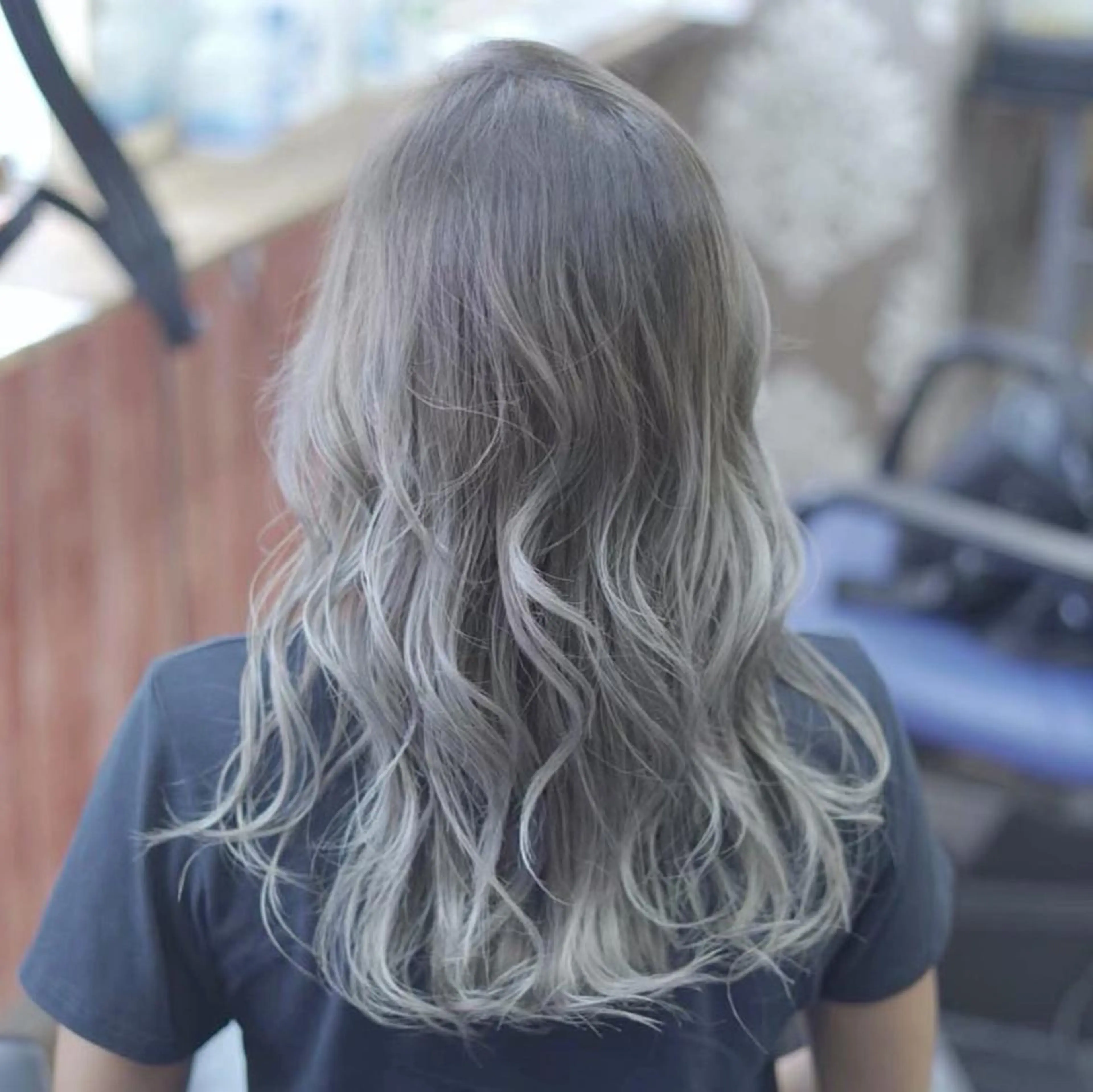 セミロング カラー グラデーションカラー ヤナ マネージャーのヘアスタイル