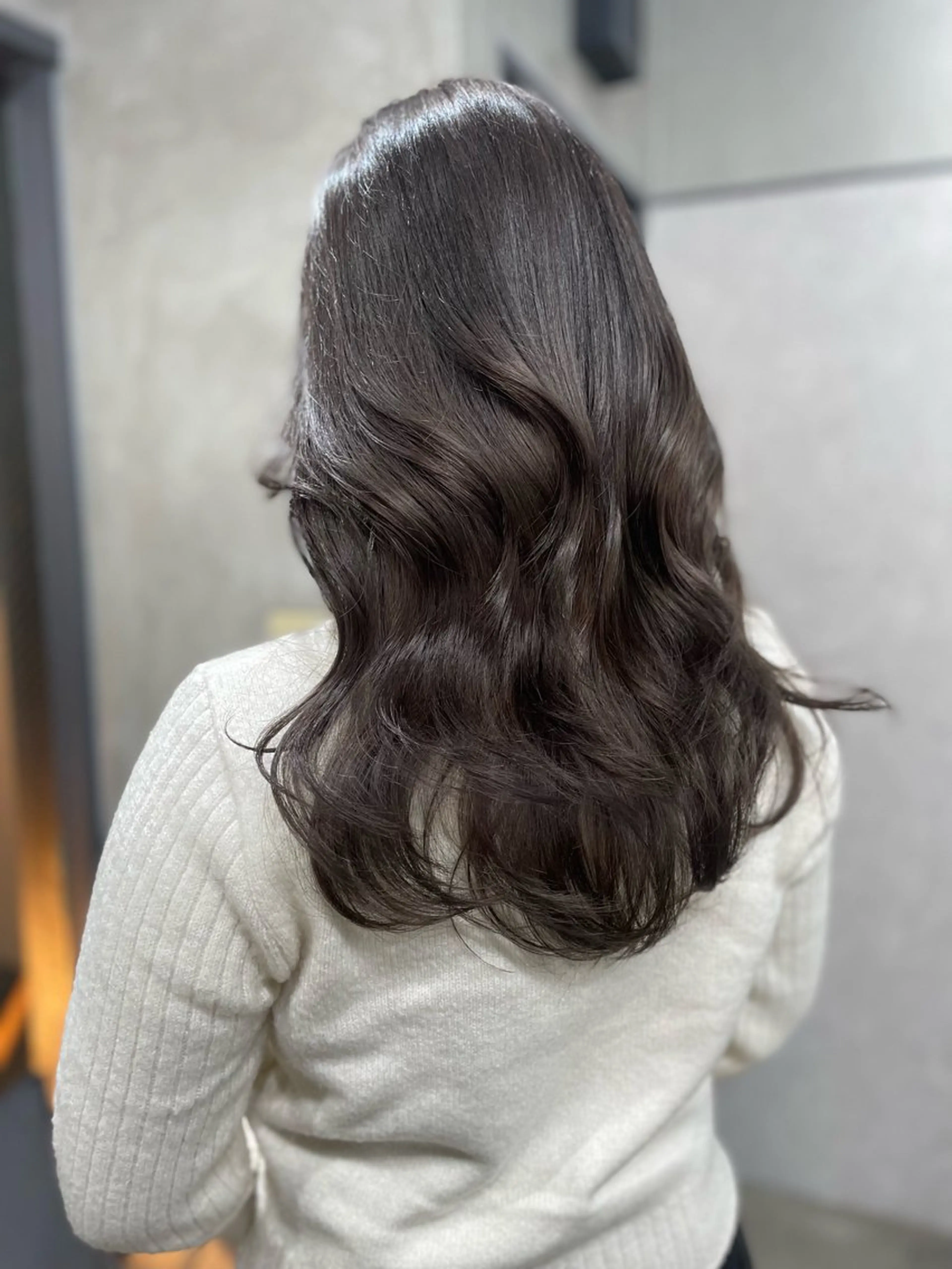 ロング カラー グレージュ AIRI layer cut hairのヘアスタイル