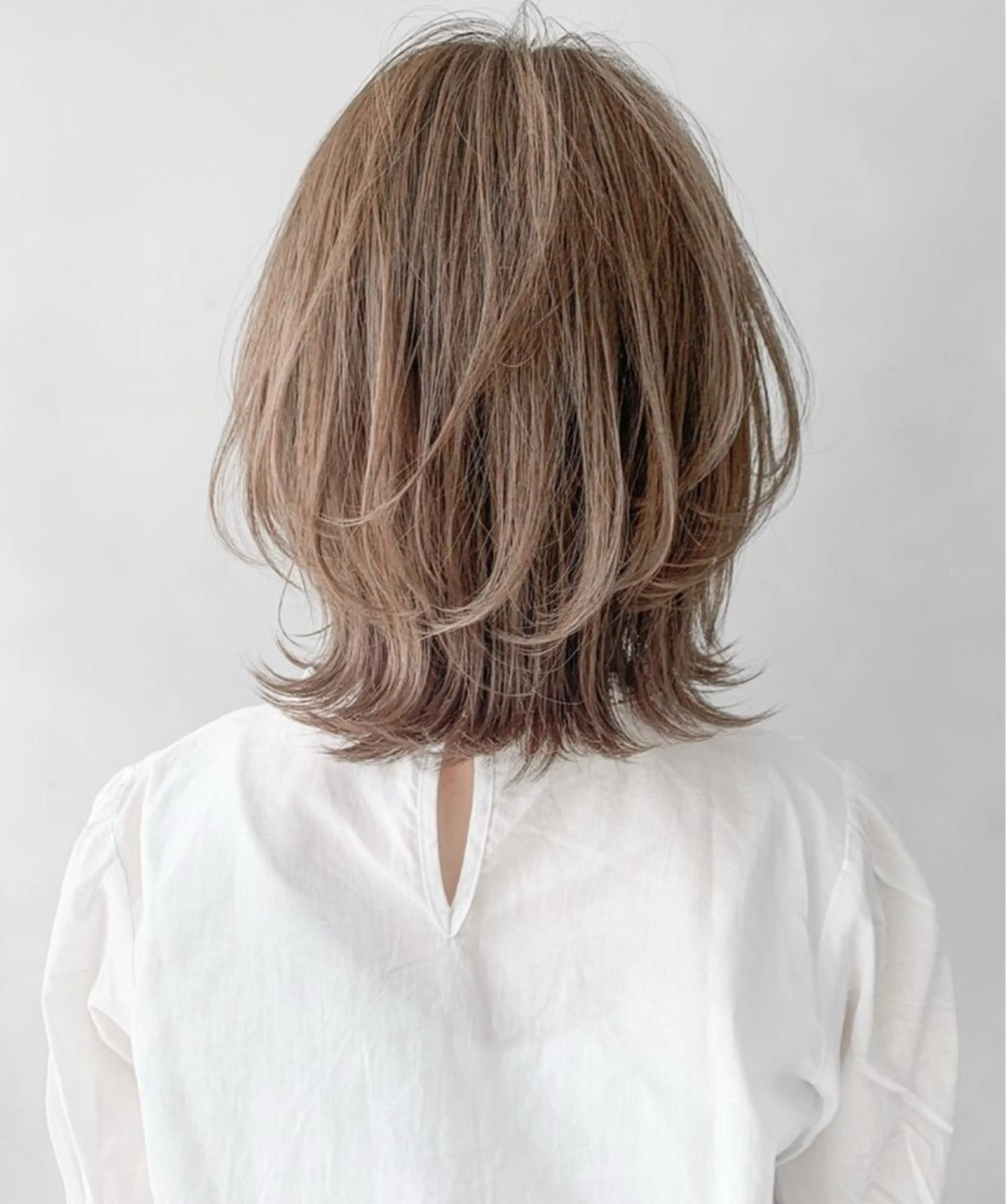 ミディアム 似合わせカット・透明 感カラー👑縮毛矯正のヘアスタイル