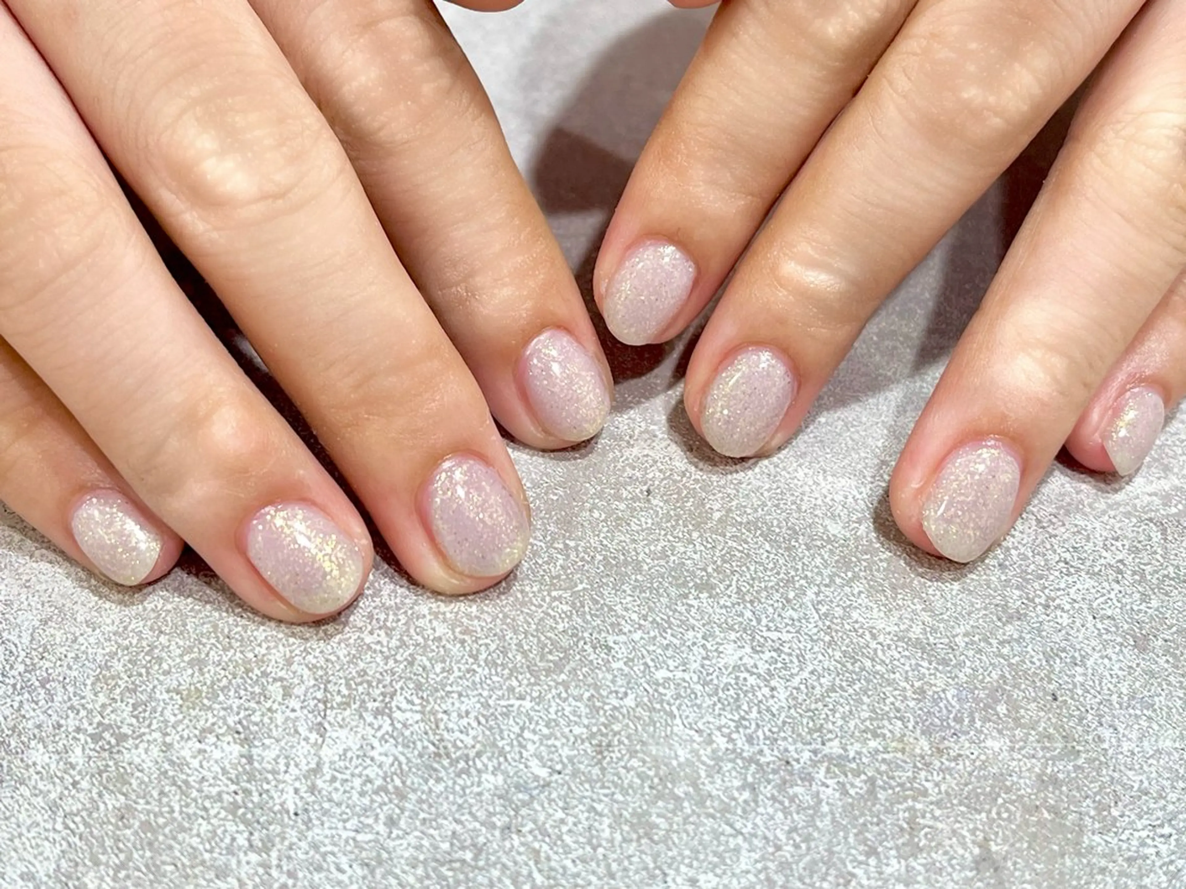 ネイル ゴールド ラメ(グリッター) ワンカラーネイル ホワイト LORAN  Lim EYE&NAIL【ローランリム】所属・LORAN Lim 紫月のネイルデザイン