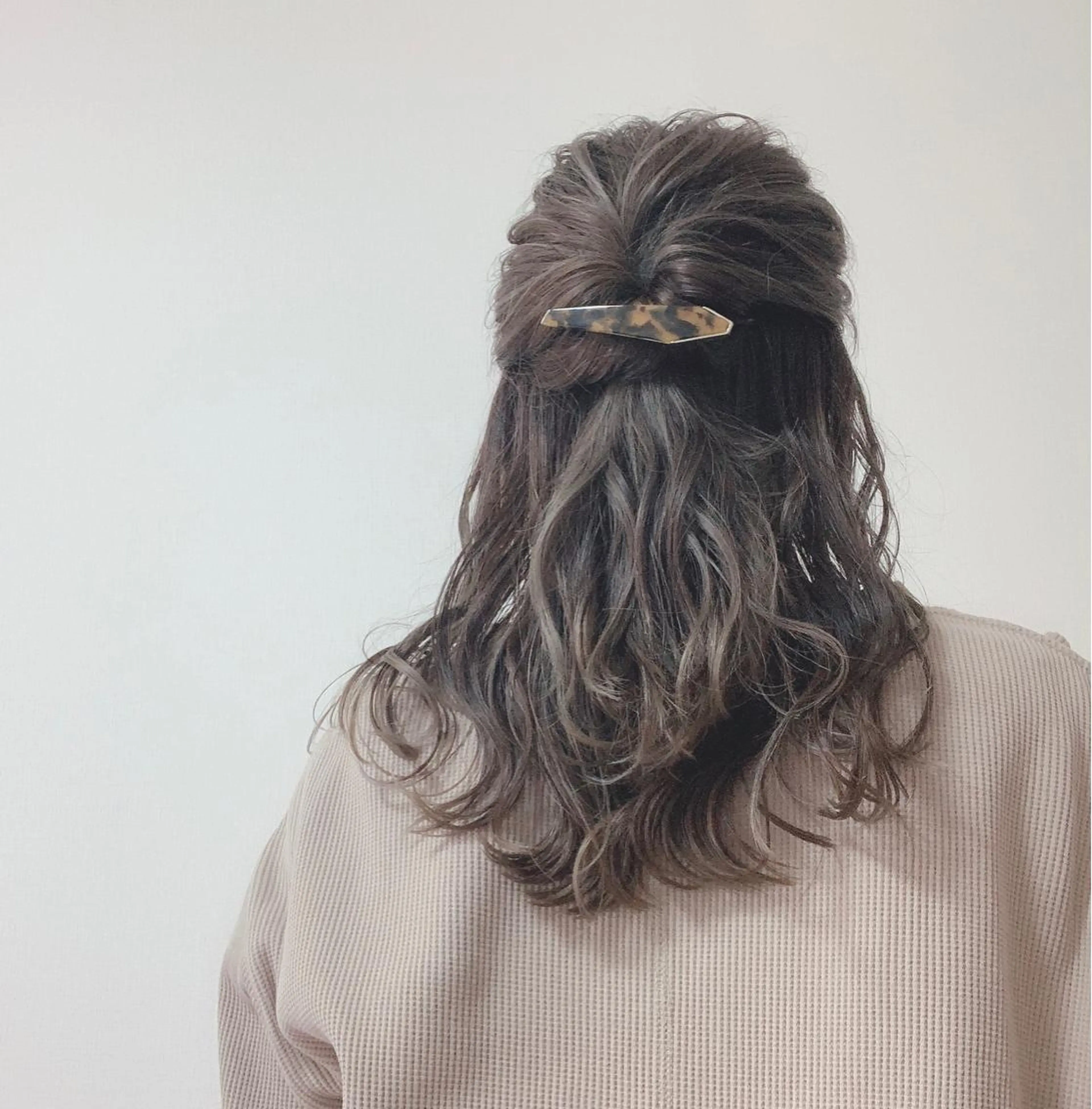 セミロング ヘアアレンジ ハーフアップ NUMBER_ ユイナのヘアスタイル