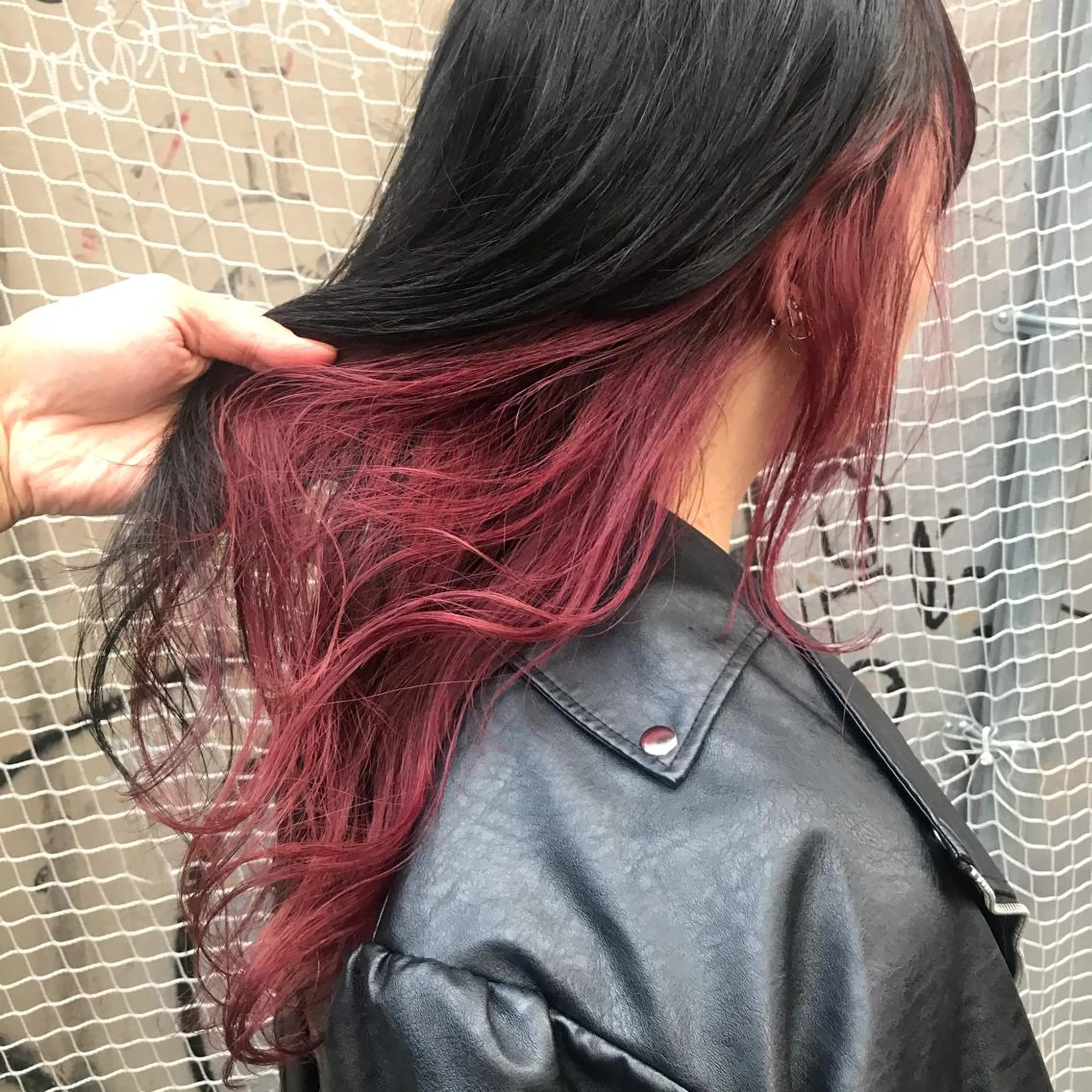 ロング カラー レッドカラー ホワイト&レイヤーカ ットエクステ長畠俊輔のヘアスタイル