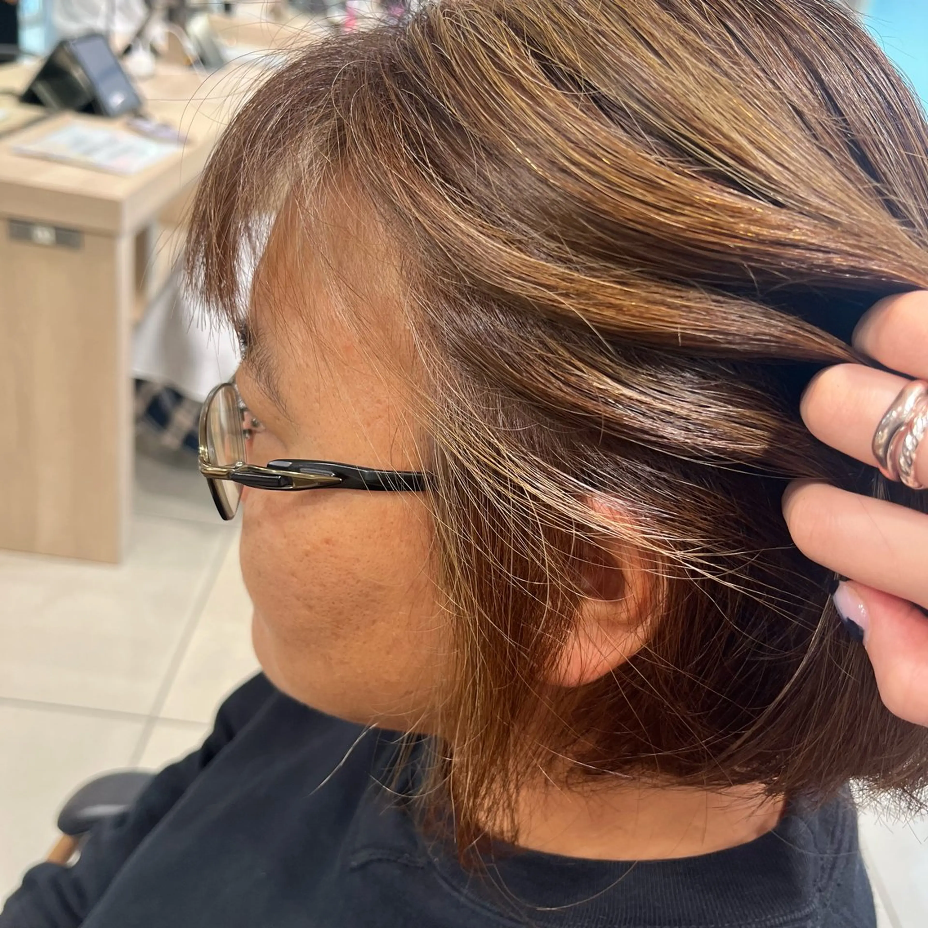 ミディアム カラー ベージュカラー ハイライトカラー ハイライト カット ヘアカラー トリートメント 巖本 真希のヘアスタイル