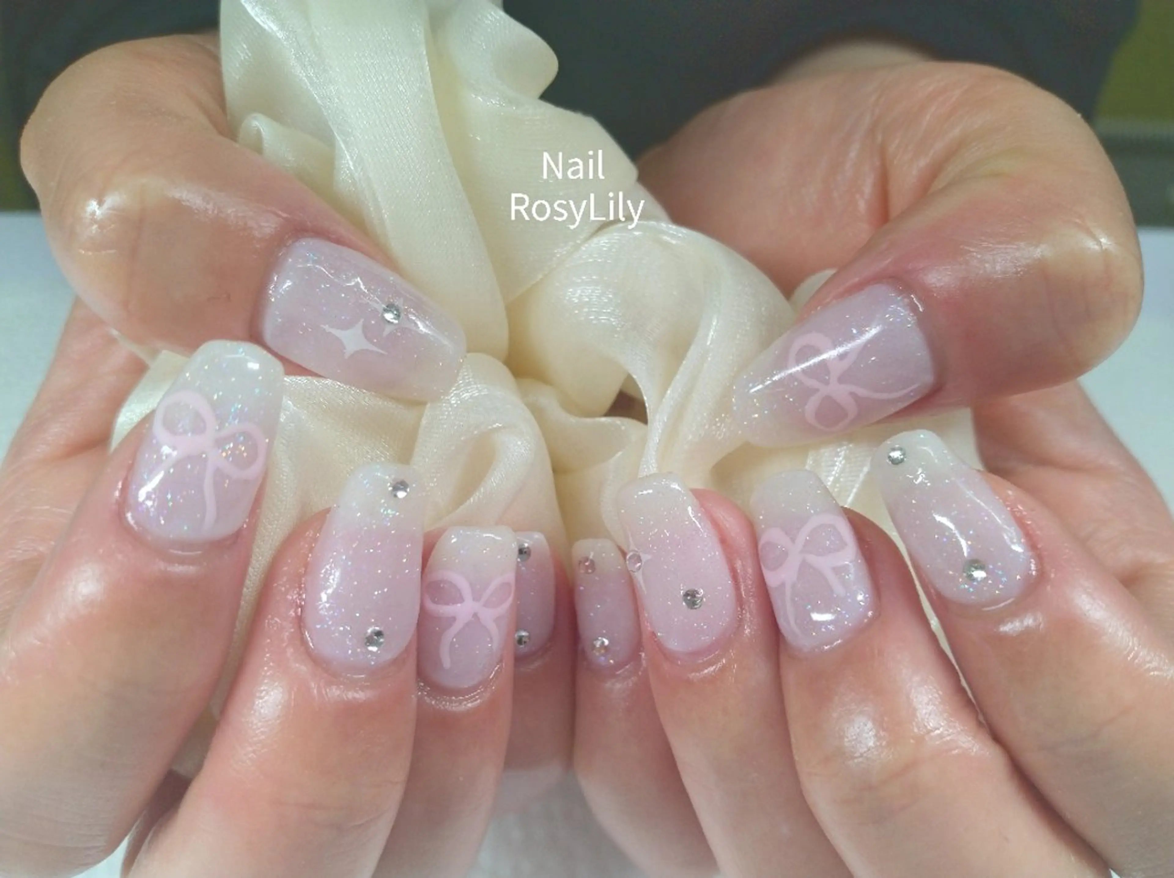 ネイル 持ち込み ピンク リボン ホワイト ハンドネイル ハンドケア プライベートサロン RosyLily所属・プライベートサロン Rosy Lilyのネイルデザイン