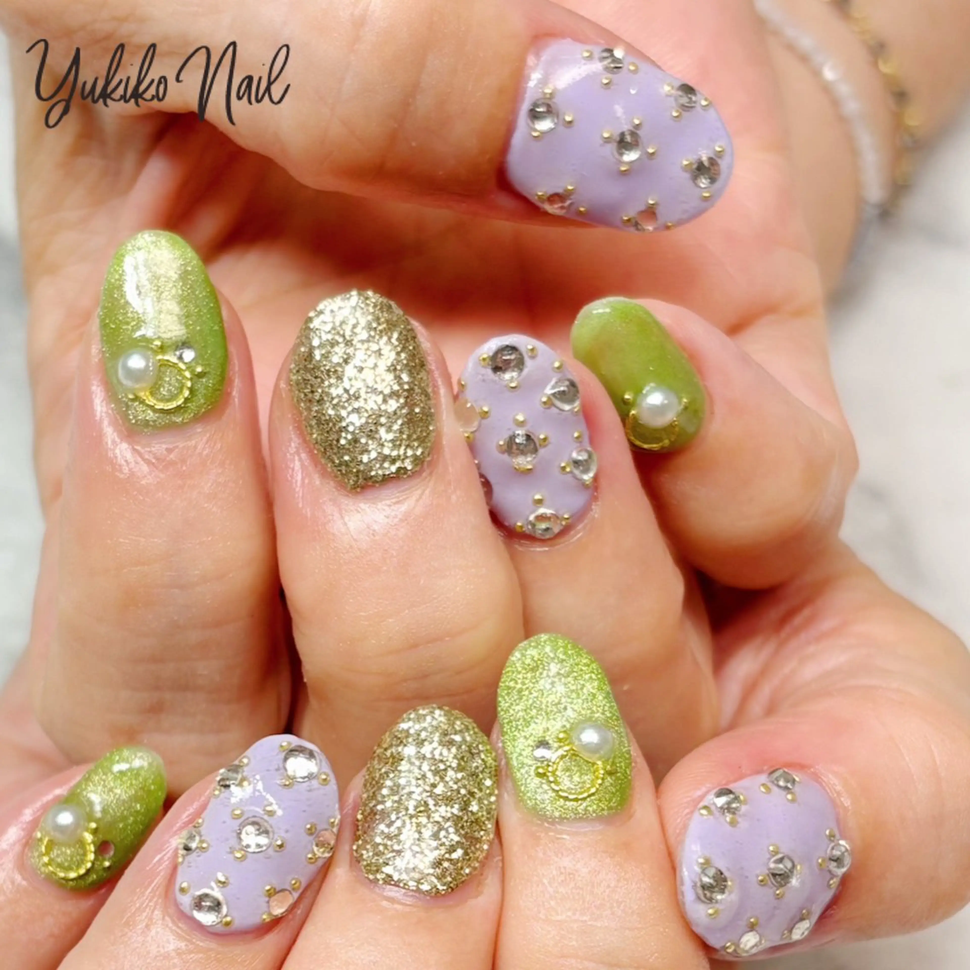 ネイル ゴージャス グリーン キラキラネイル パープル ストーンネイル ハンドネイル ユキコ ネイルのネイルデザイン