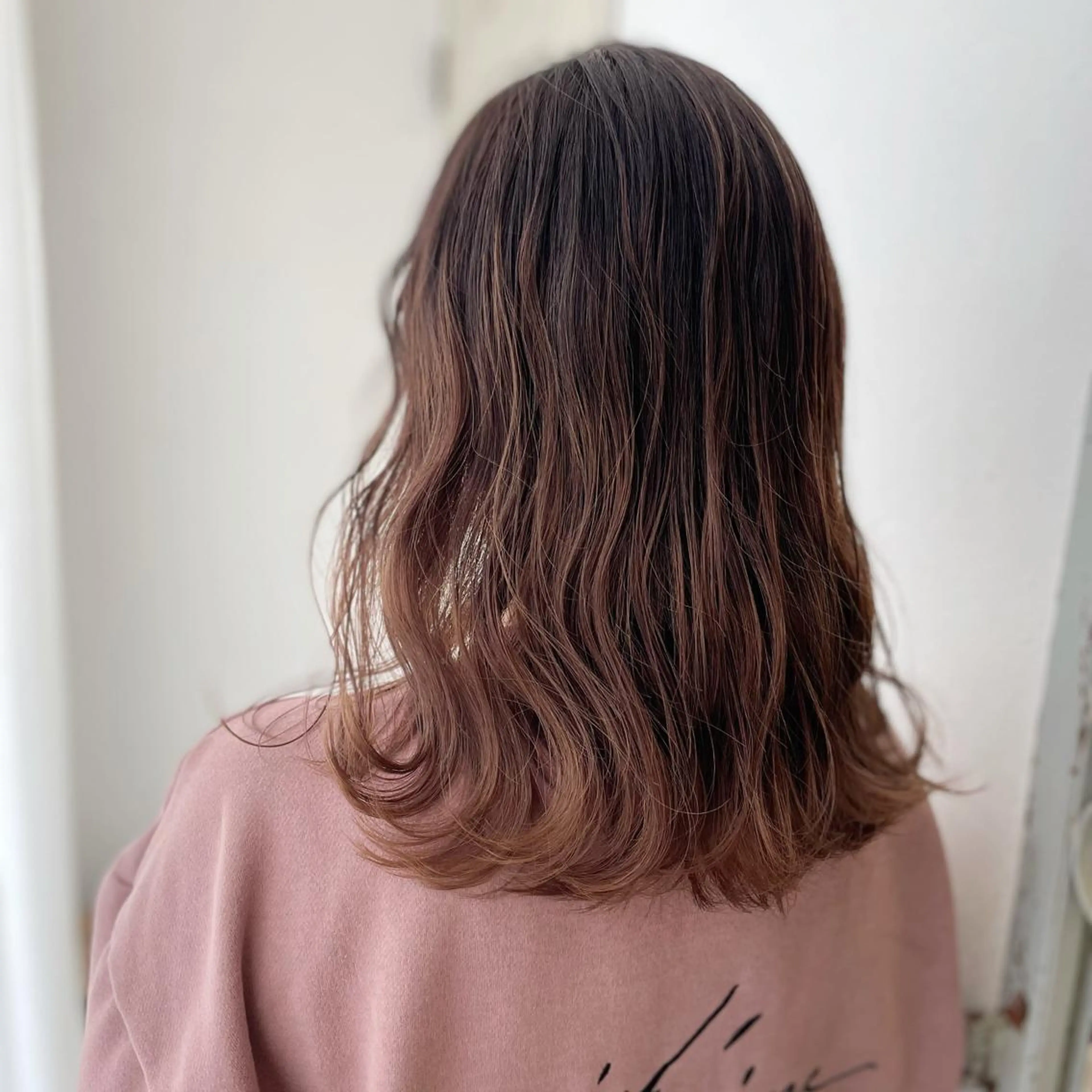 セミロング カラー バレイヤージュ レイヤーカット fio マナミのヘアスタイル