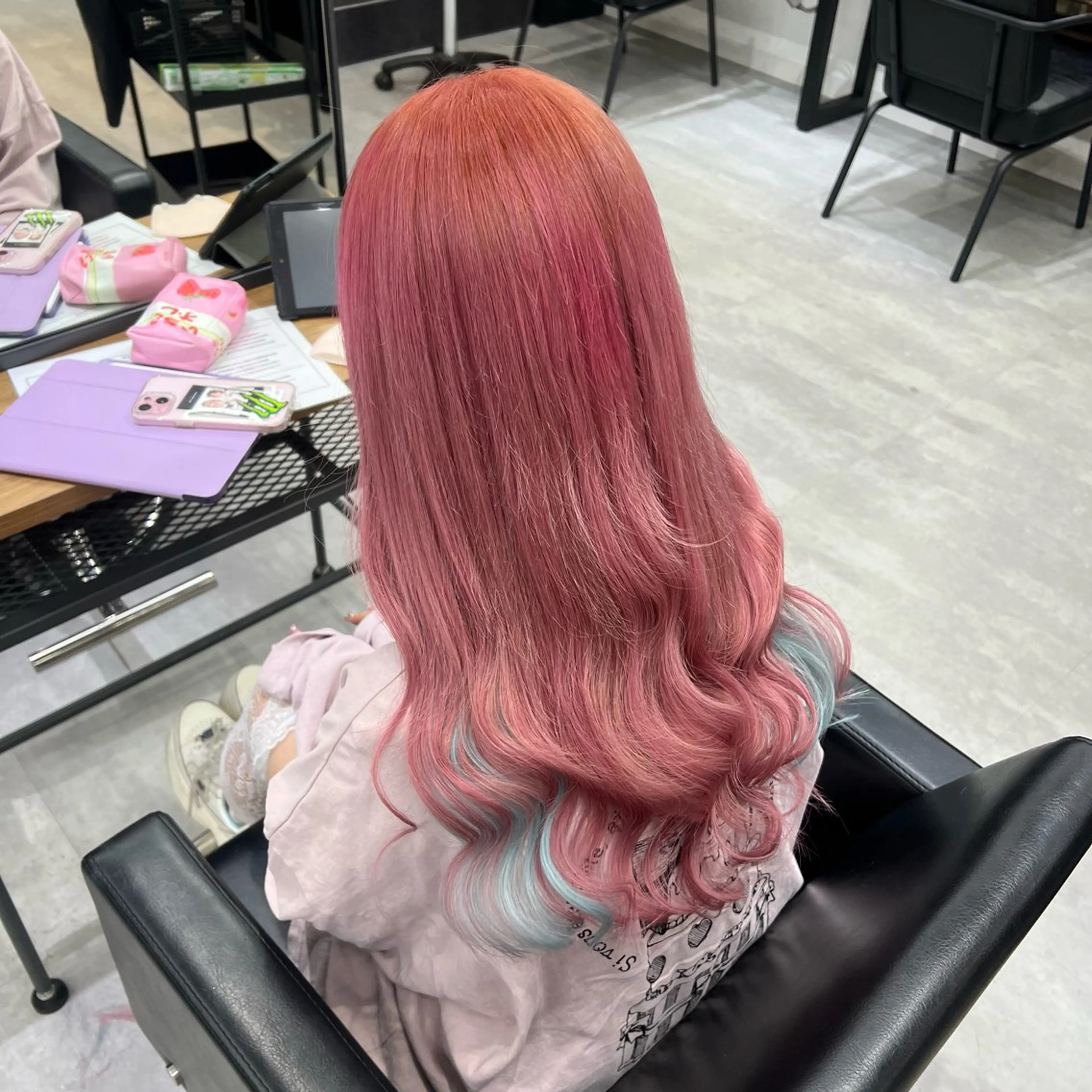 ロング カラー シールエクステ ブルーカラー 透明感カラー イヤリングカラー ピンクカラー いろあそび所属・ショート/ウルフ カットモデル募集のヘアスタイル