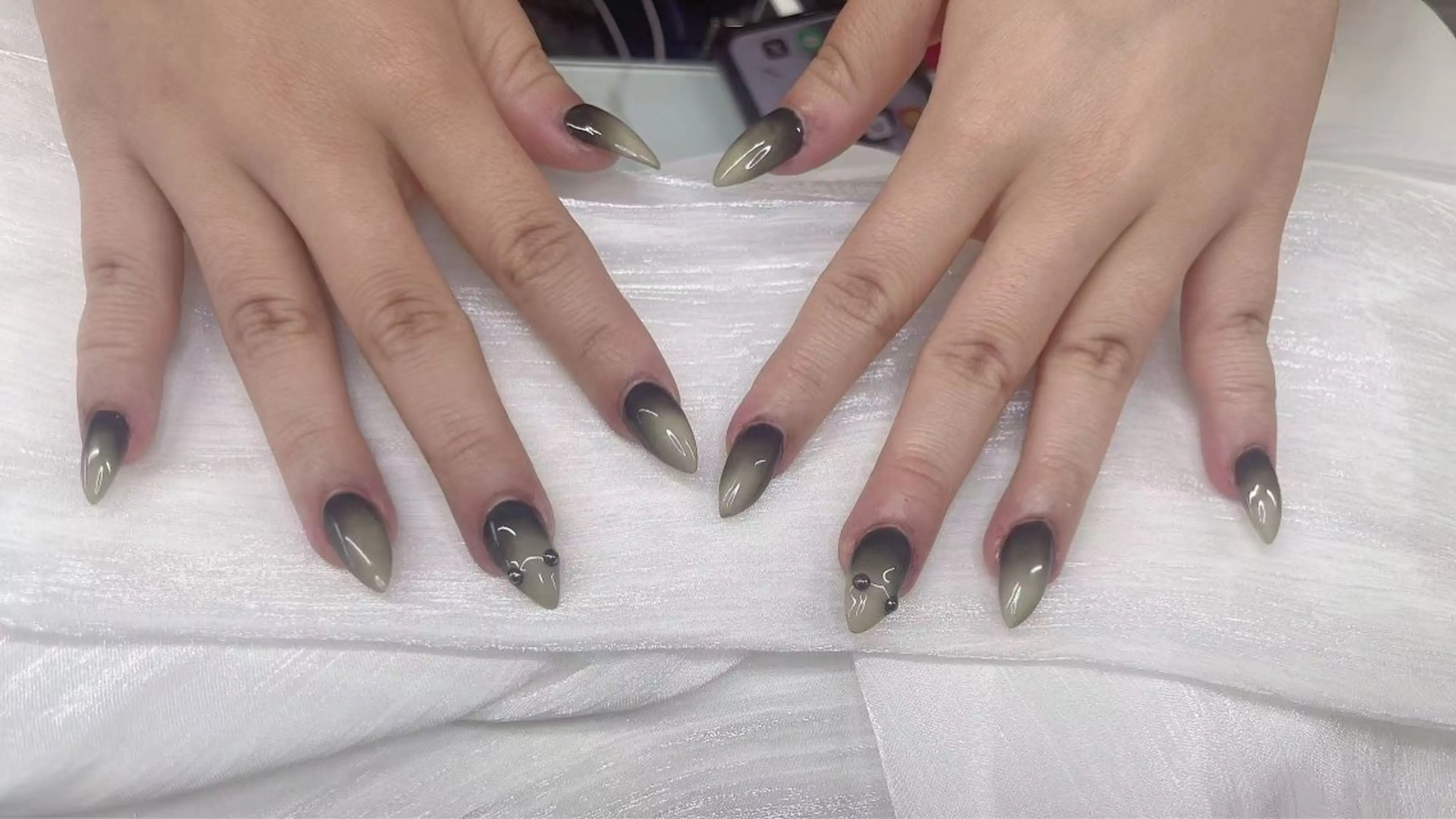 ネイル ハンドネイル 渋谷T&B りお ロング無制限中💫のネイルデザイン