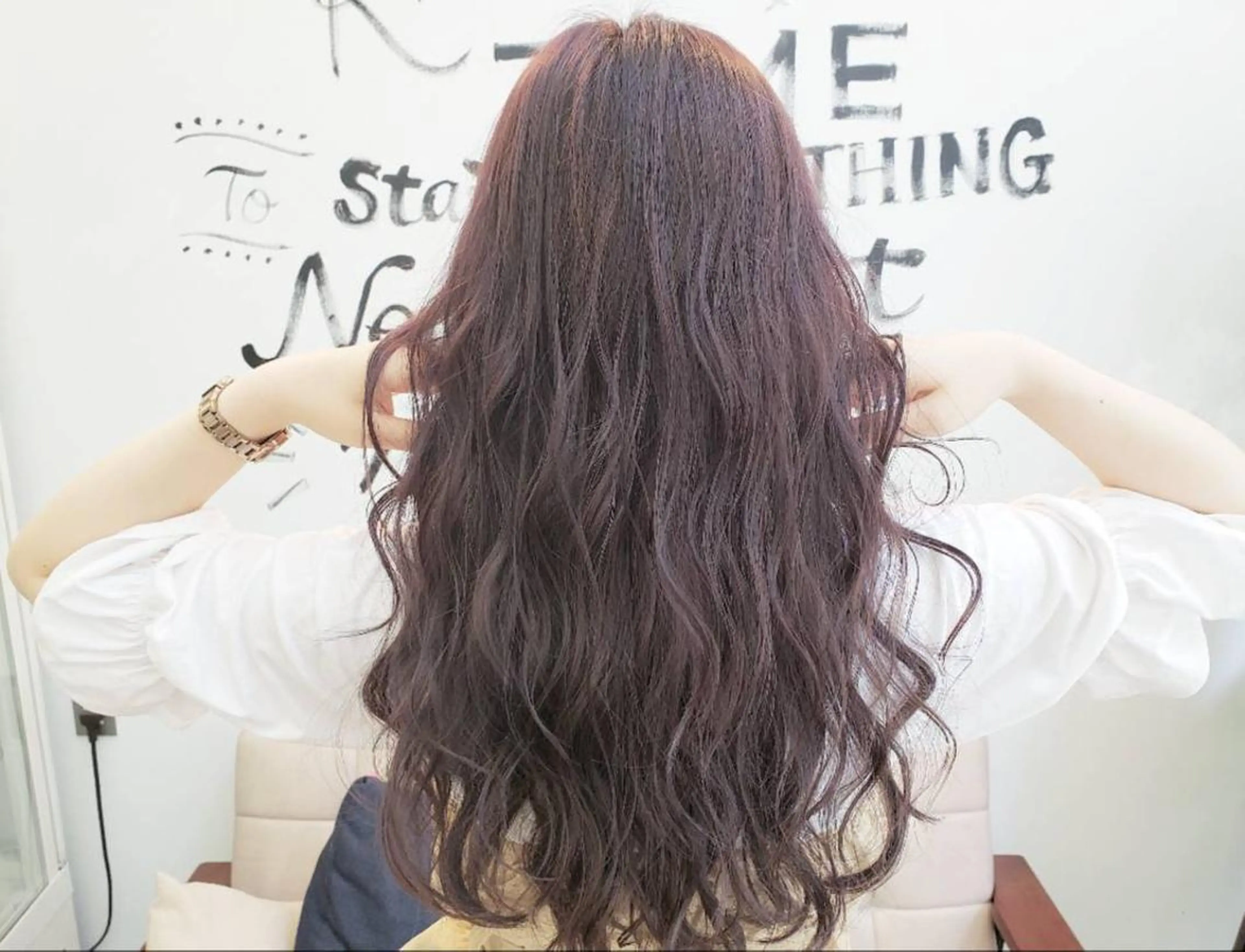 ロング アッシュ パープルカラー Luana. 細澤のヘアスタイル