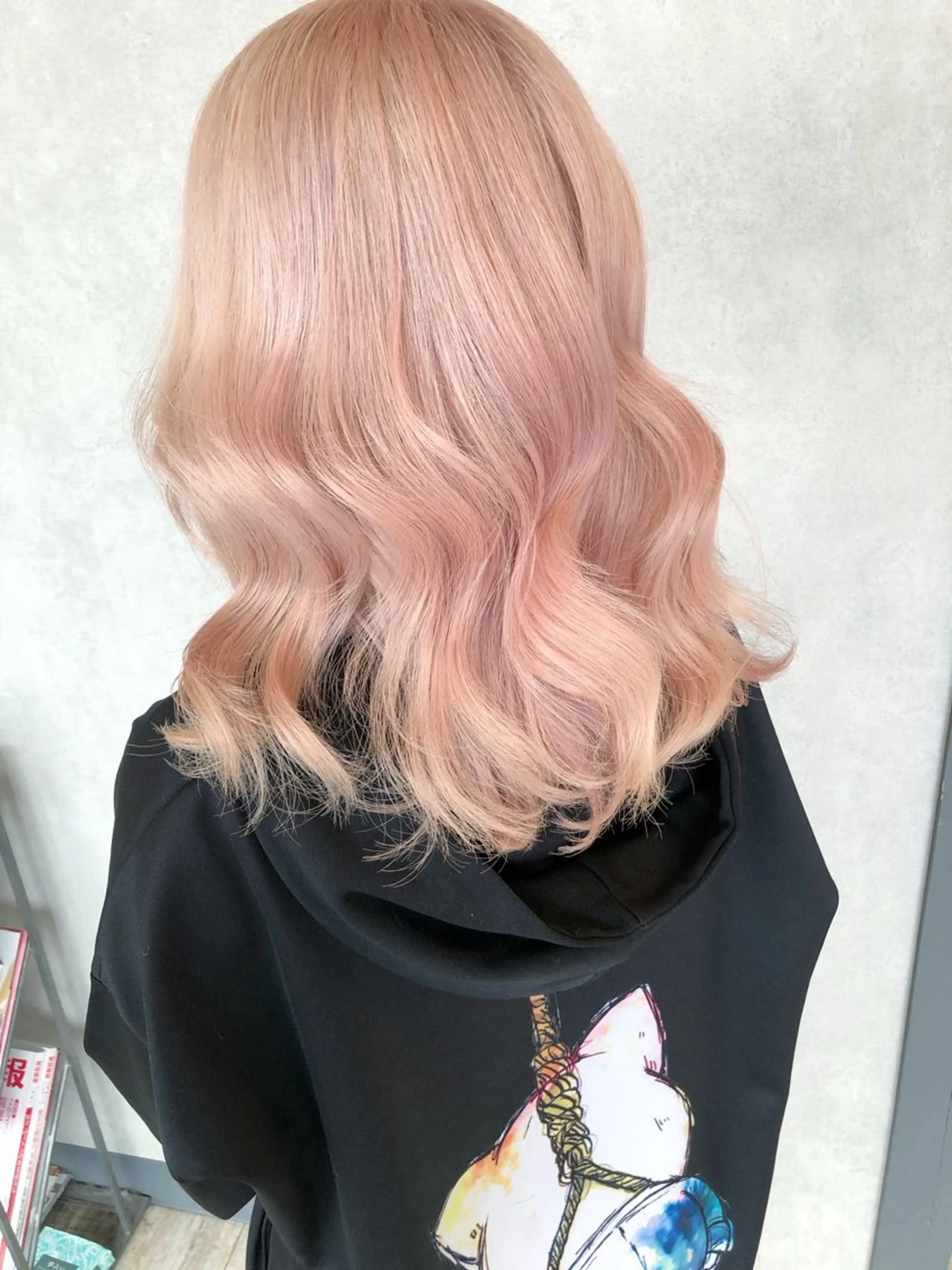 ミディアム カラー ピンクカラー ホワイトピンク カット ヘアカラー トリートメント レイヤーブリーチ特化 ホワイト専門/岸のヘアスタイル