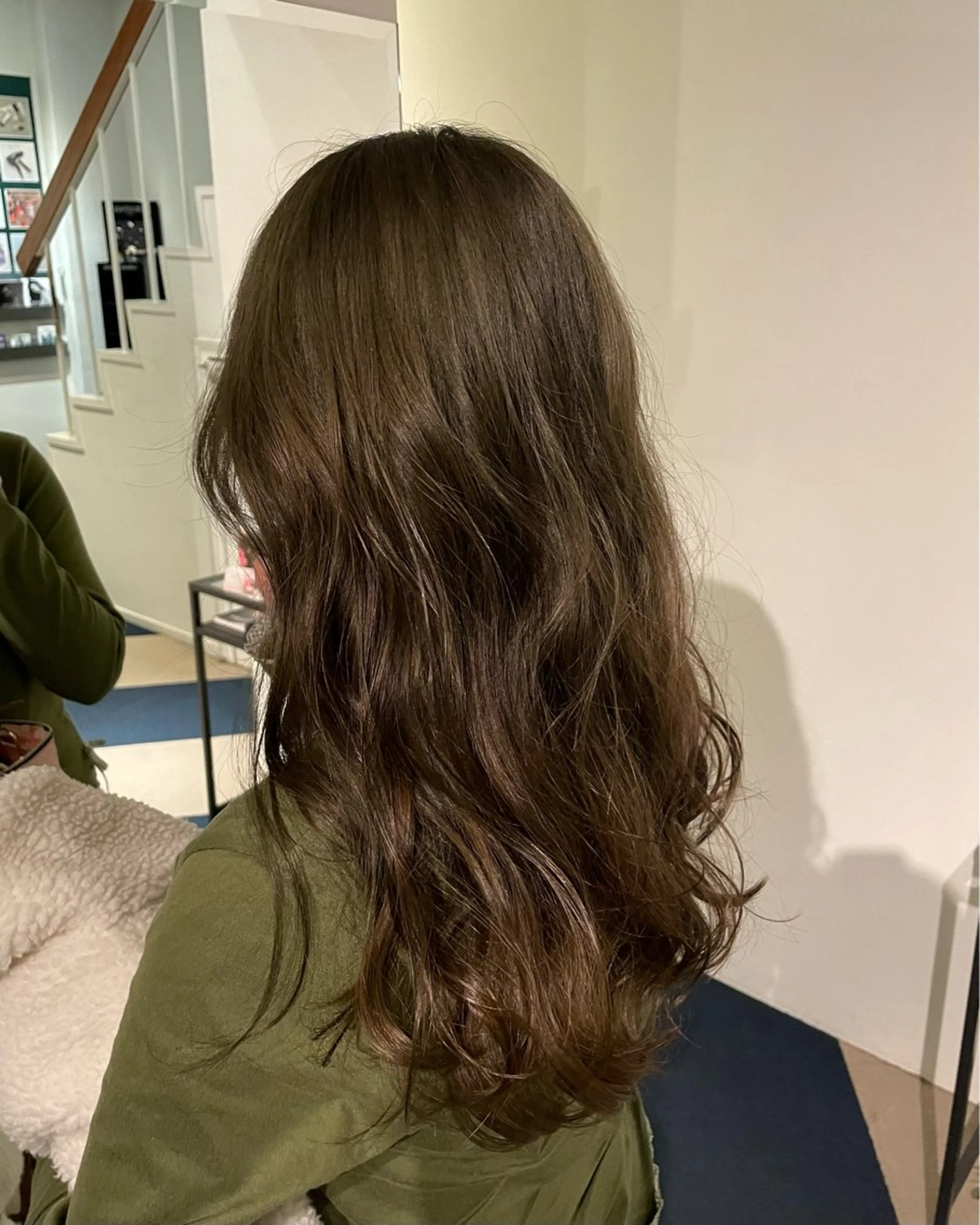 ロング カラー オリーブカラー カット ヘアカラー トリートメント 向坂 亜美のヘアスタイル