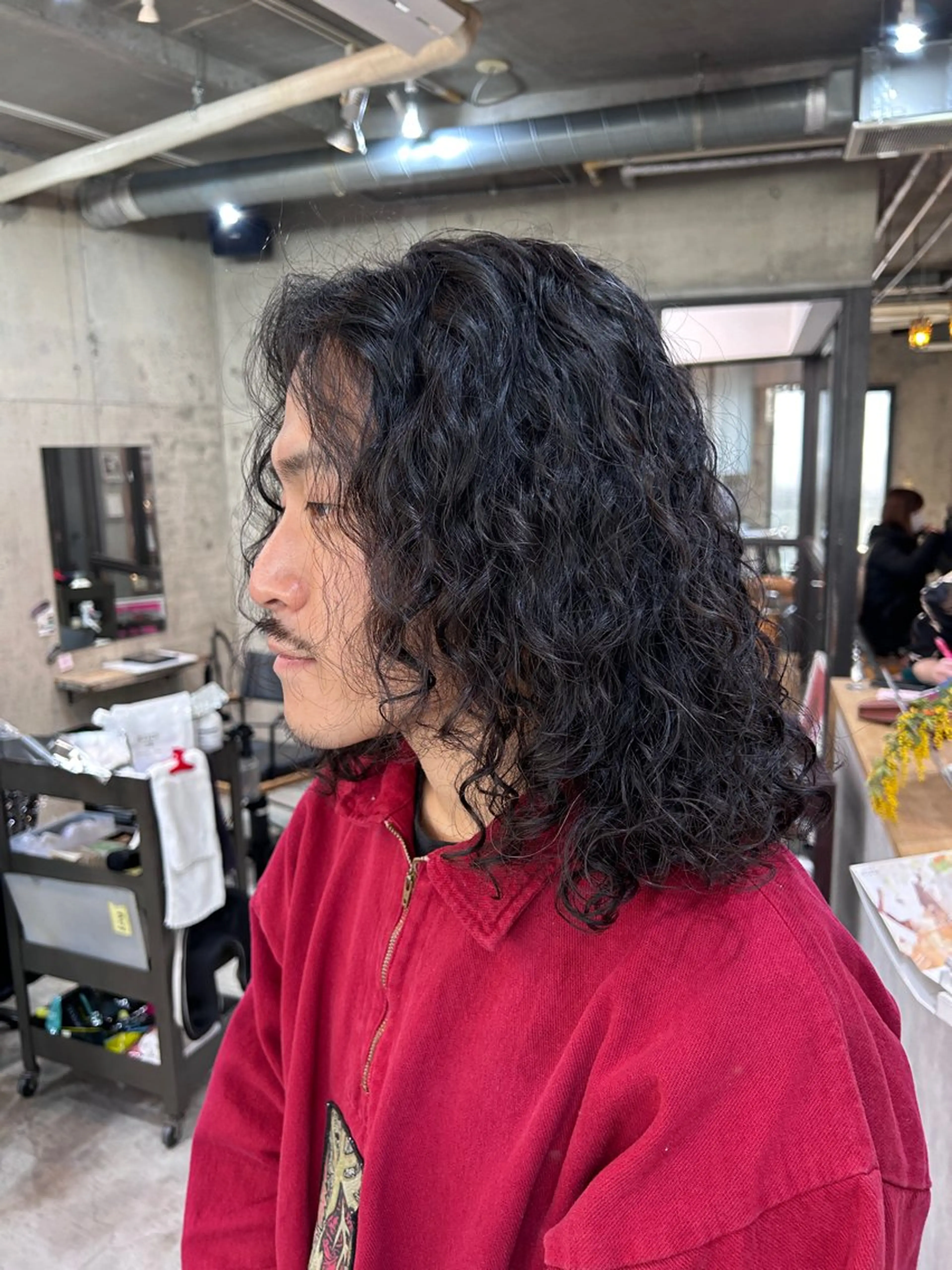 ロング パーマ メンズ マッシュ メンズパーマ プードルパーマ メンズショート スペインカール メンズパーマ ジンのヘアスタイル