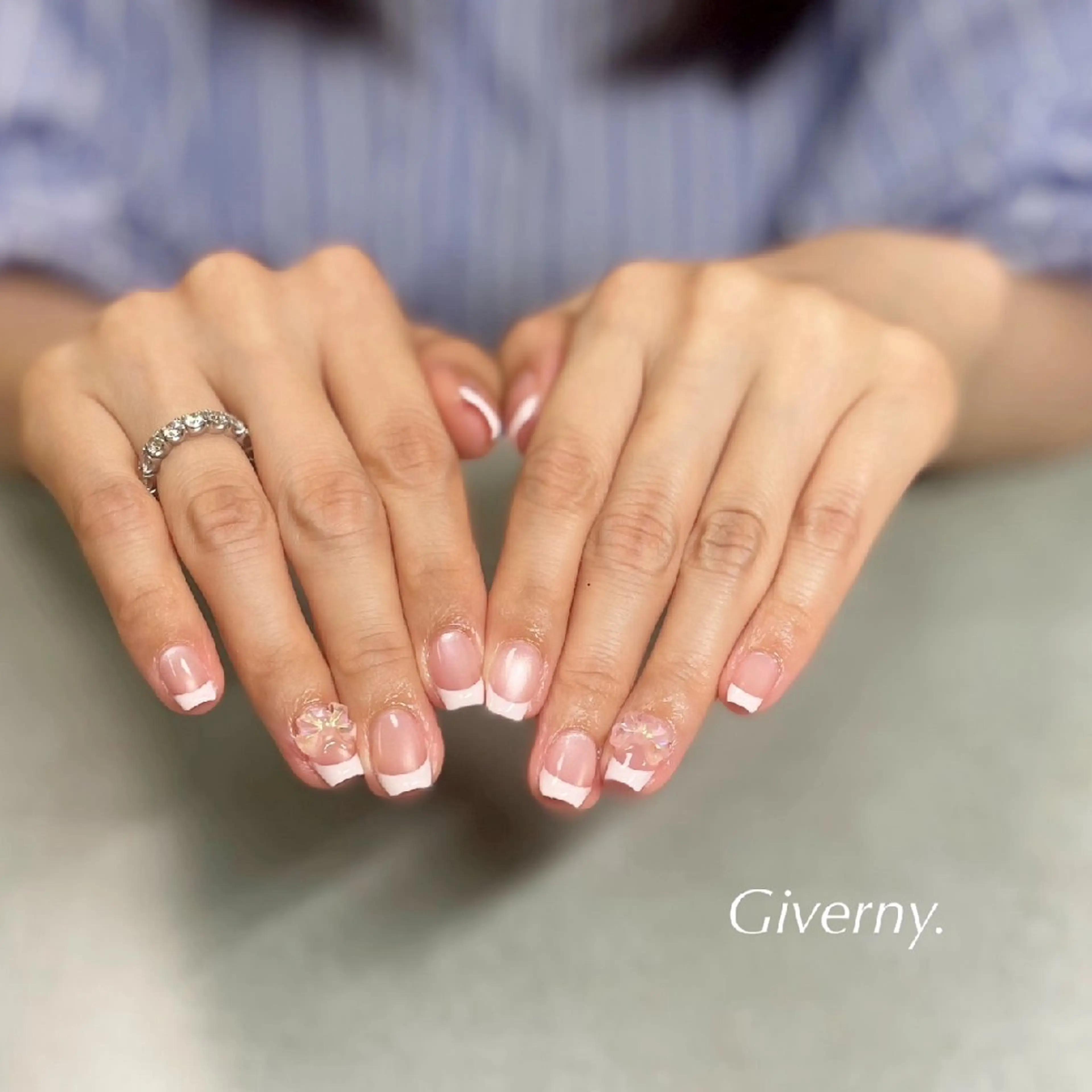 ネイル オーロラネイル フレンチネイル マグネットネイル リボン 夏ネイル ハンドネイル Giverny .のネイルデザイン