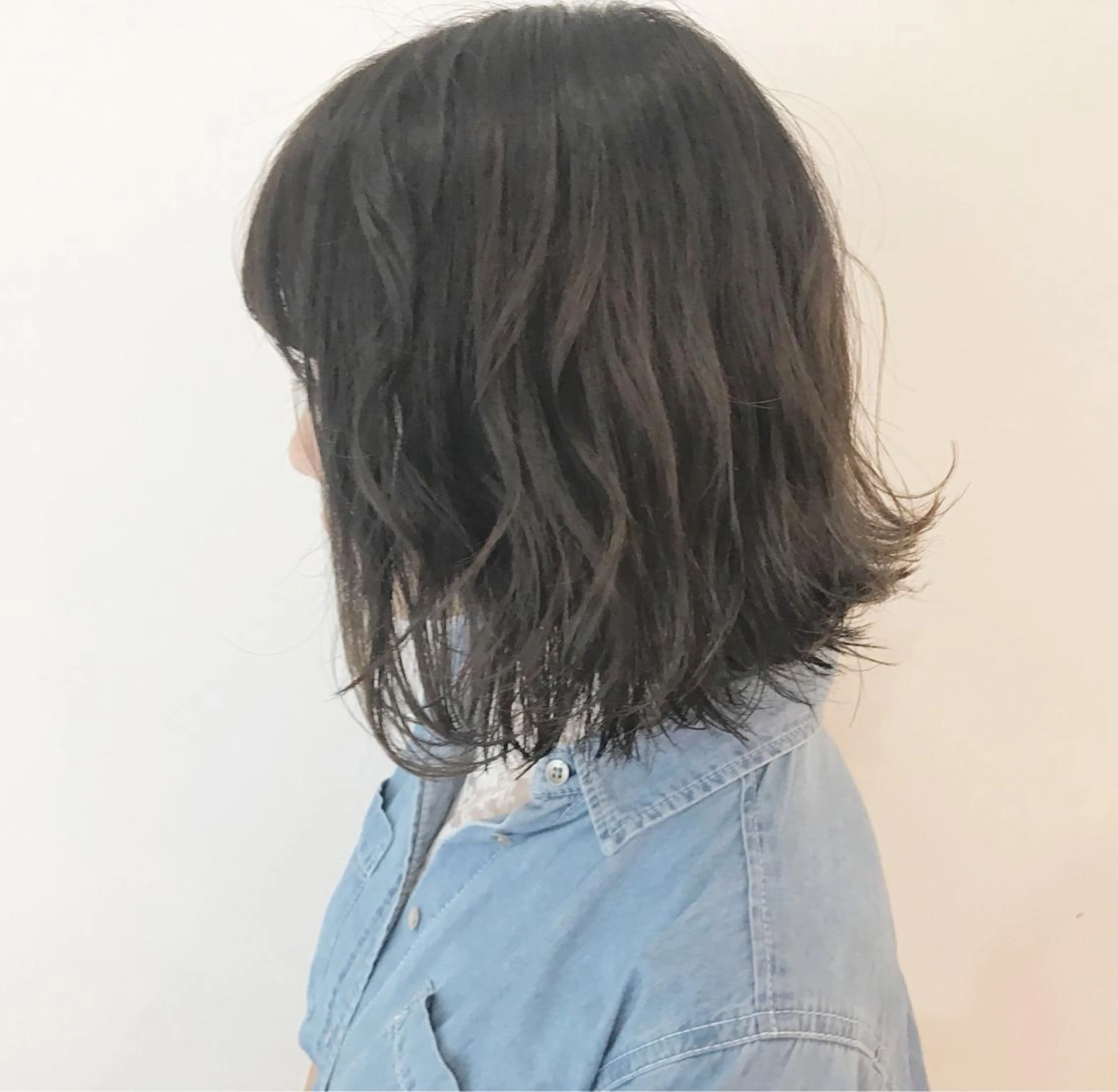 ミディアム カラー ブルーカラー ブルーグレー ブルーグレージュ グレージュ 外ハネヘア AILEE所属・ウルフカット レイヤーカット上柿のヘアスタイル