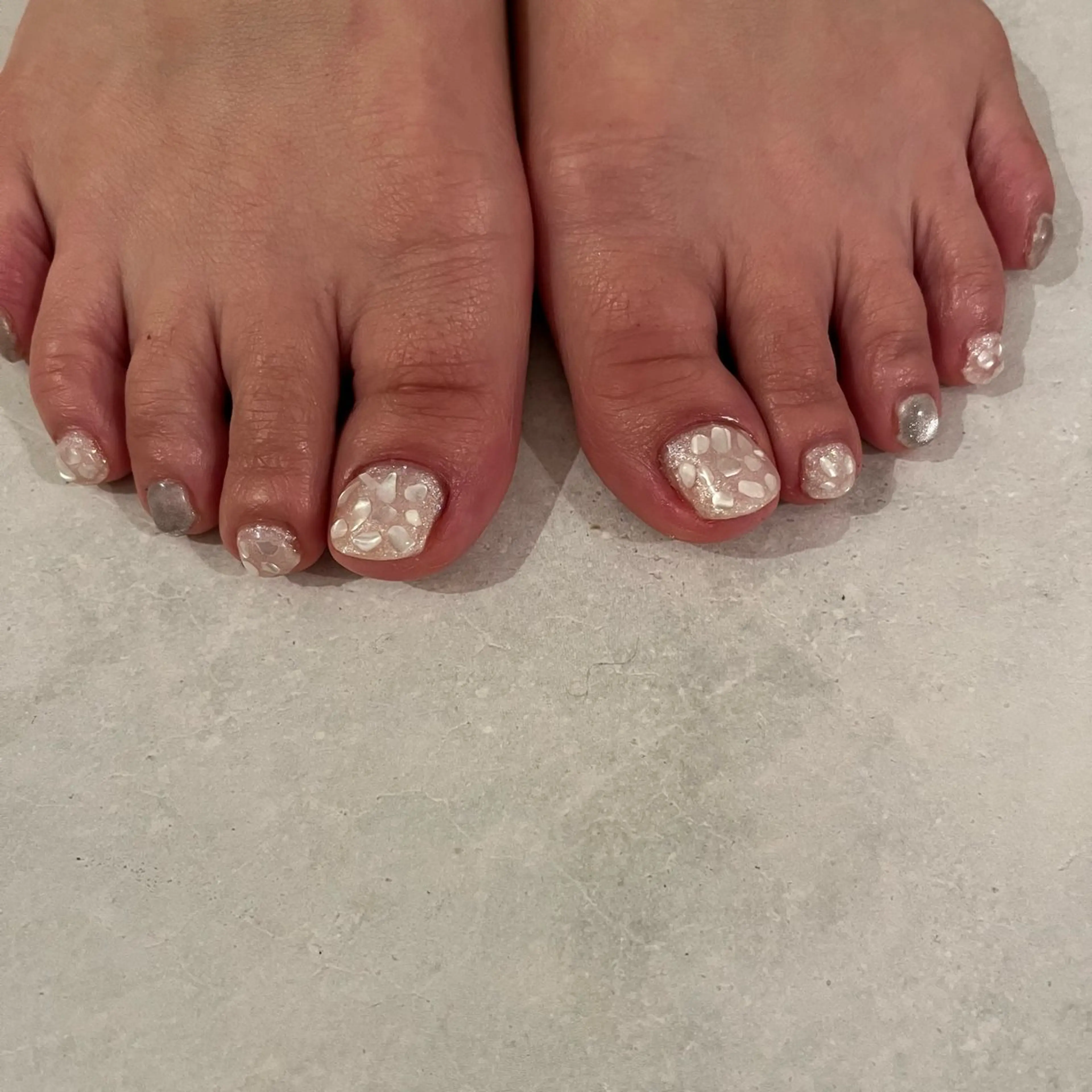 ネイル キラキラネイル ホワイト フットネイル K Aのネイルデザイン