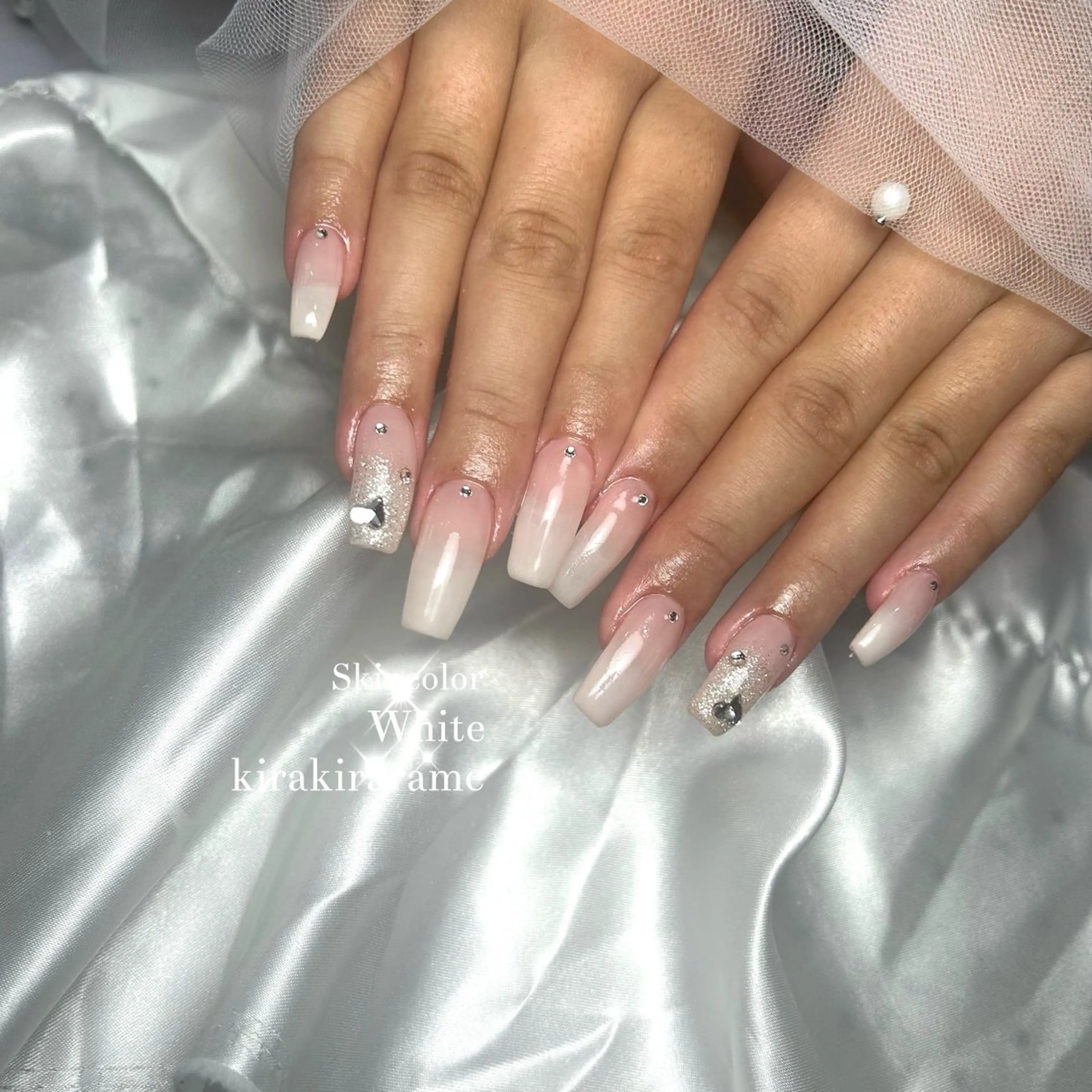 ネイル ラメ(グリッター) ストーンネイル ホワイト Nailsalon Sirius所属・SIRIUS manakaのネイルデザイン