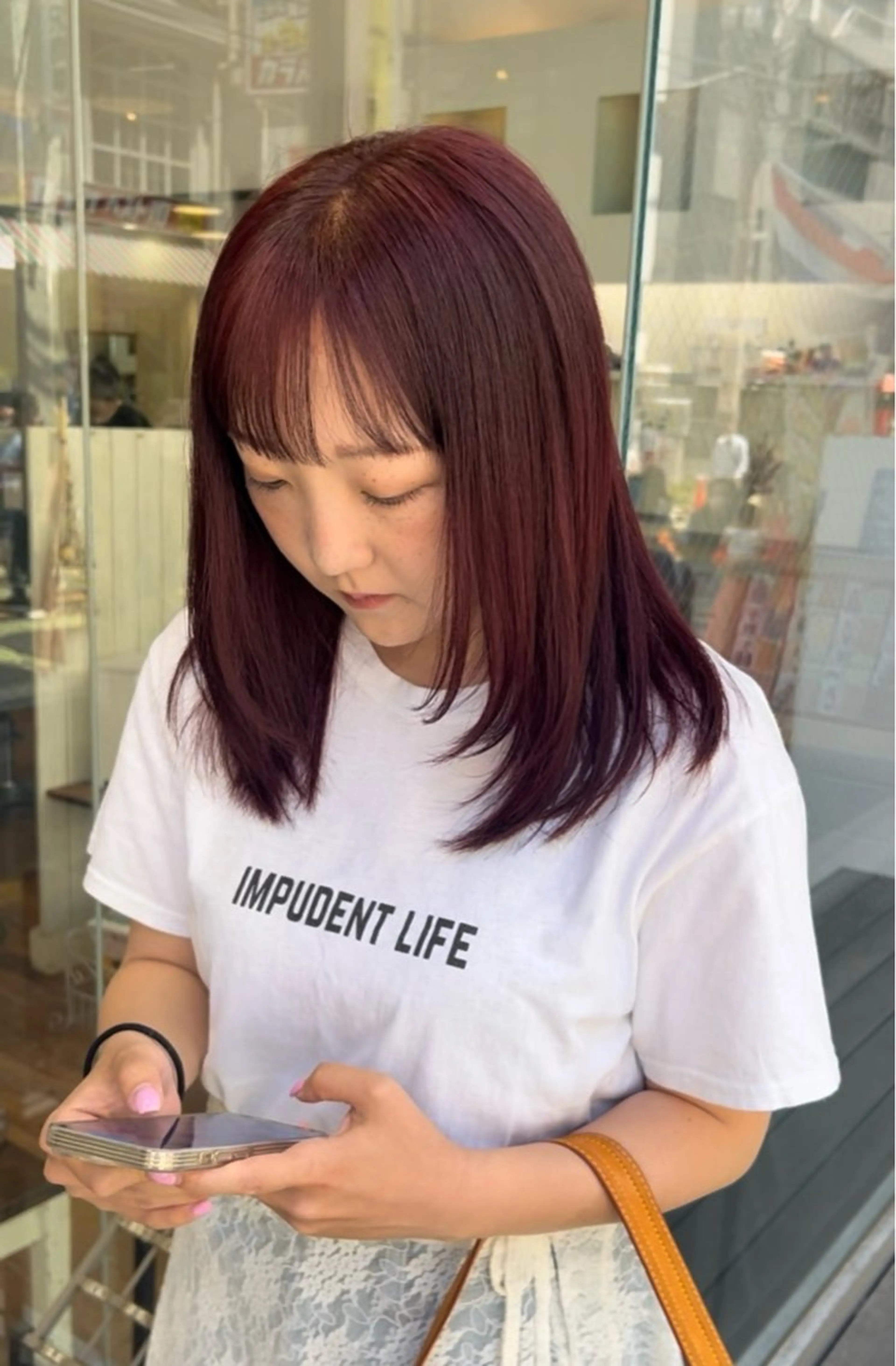 ミディアム カラー レッドカラー 顔周りカット レイヤーカット 石野 友唯のヘアスタイル