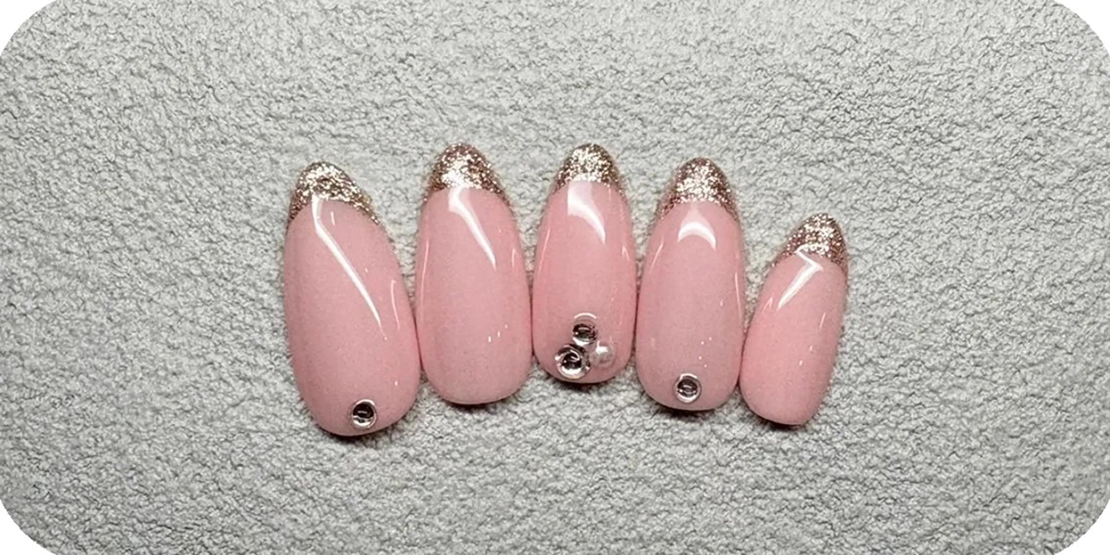 オフなし✨ラメフレンチデザイン♪ストーン、パール10個無料(ベースカラー変更可)の写真