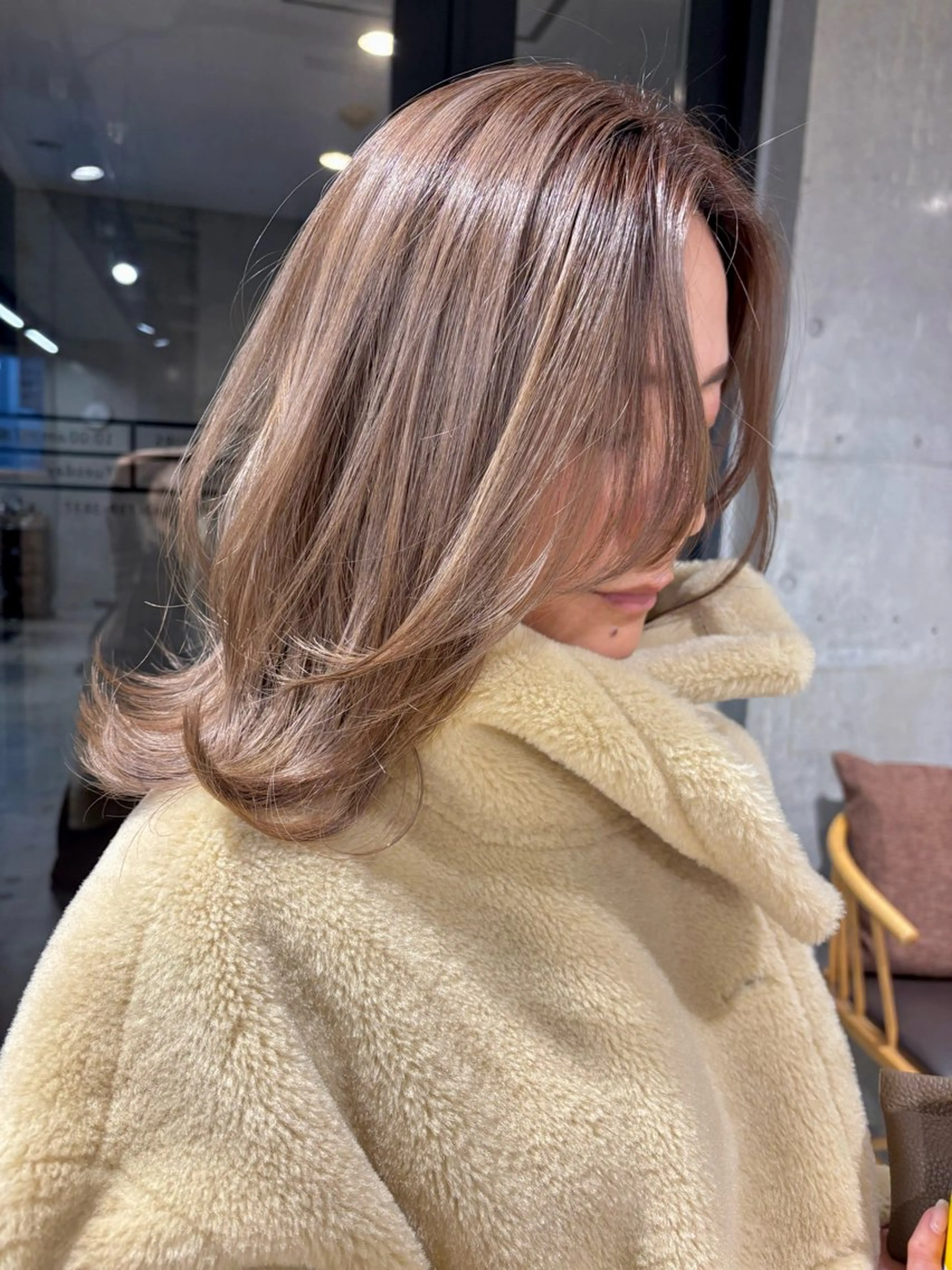 ミディアム カラー ミディアムレイヤー ベージュカラー ミルクティーベージュ レイヤーカット その他 ブリーチカラーレイヤ ーカット🦋annaのヘアスタイル