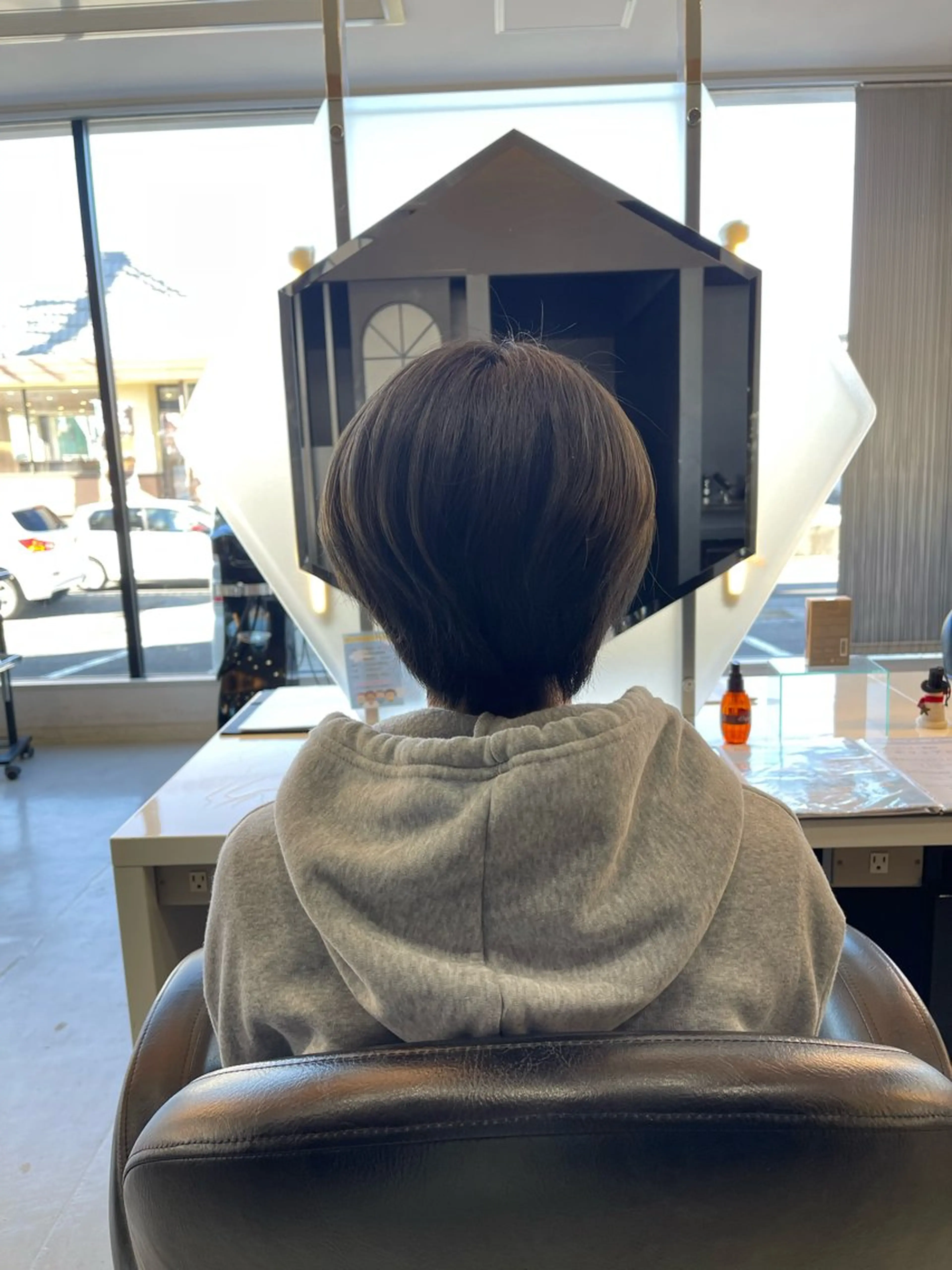 ショート アッシュ ヘアカラー 超透明感カラー🦋韓 国羽エクステ🪽🫧のヘアスタイル