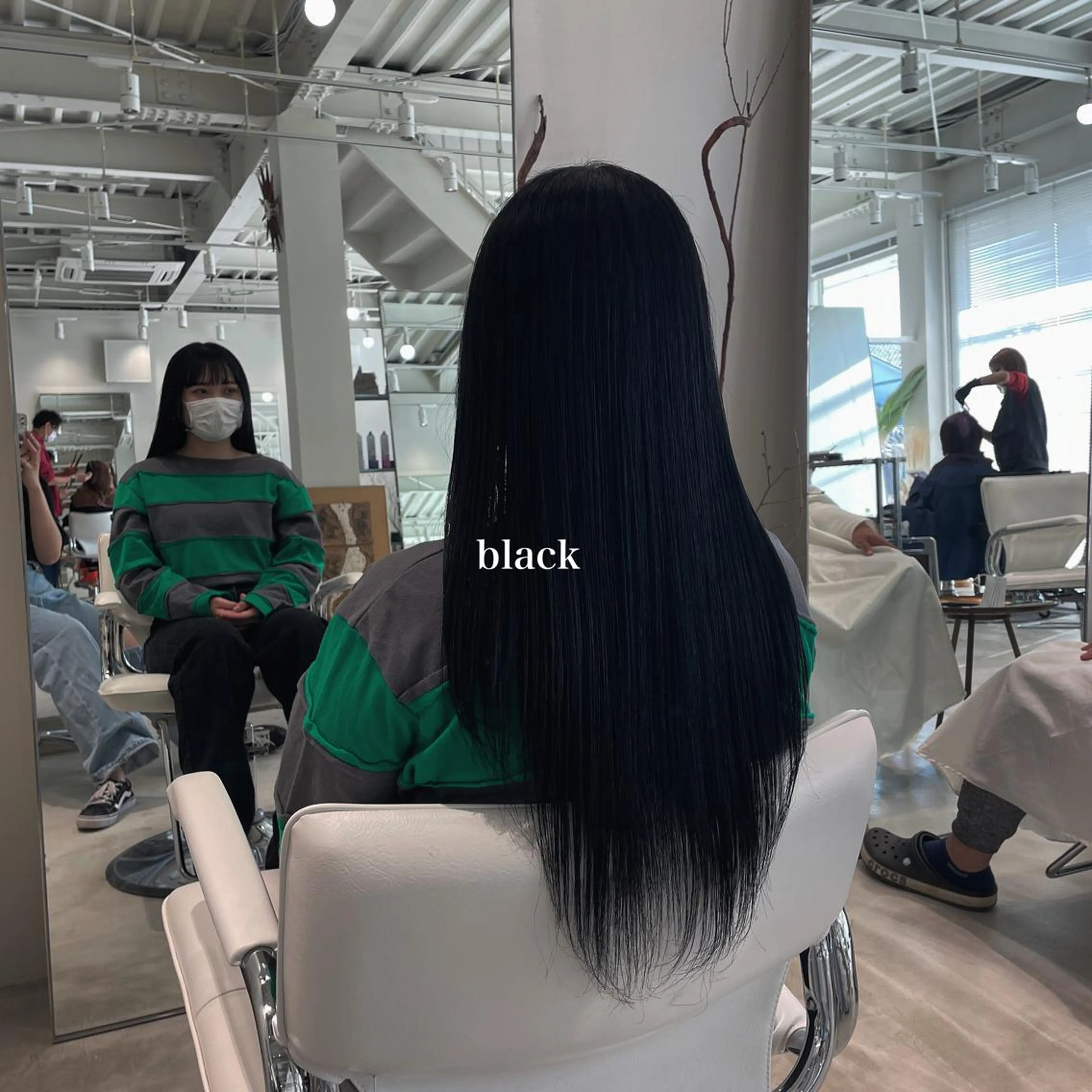 ロング カラー 黒髪 峯崎 葵のヘアスタイル