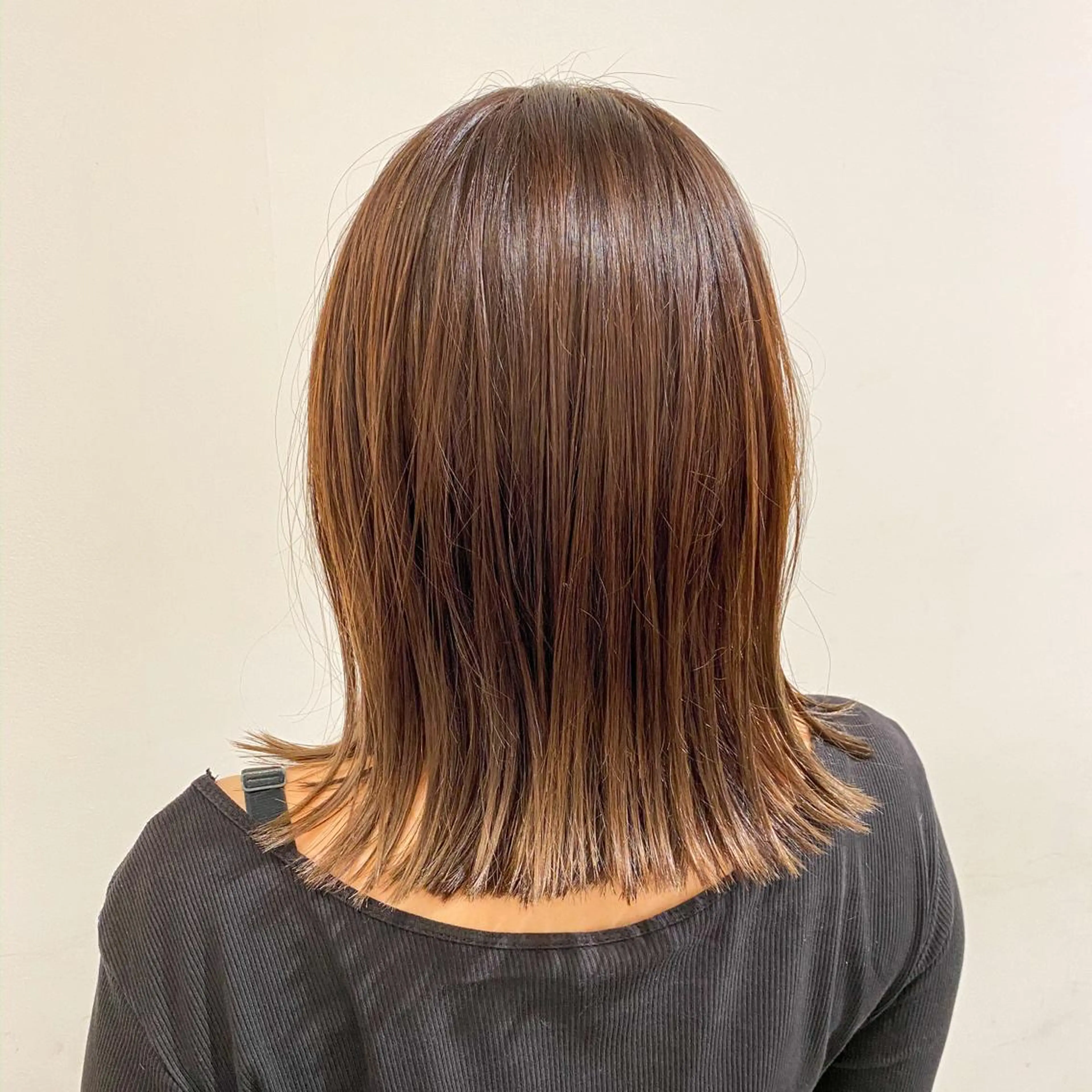 ミディアム カラー グレージュ 切りっぱなしロブ tender所属・tender KOZONOのヘアスタイル