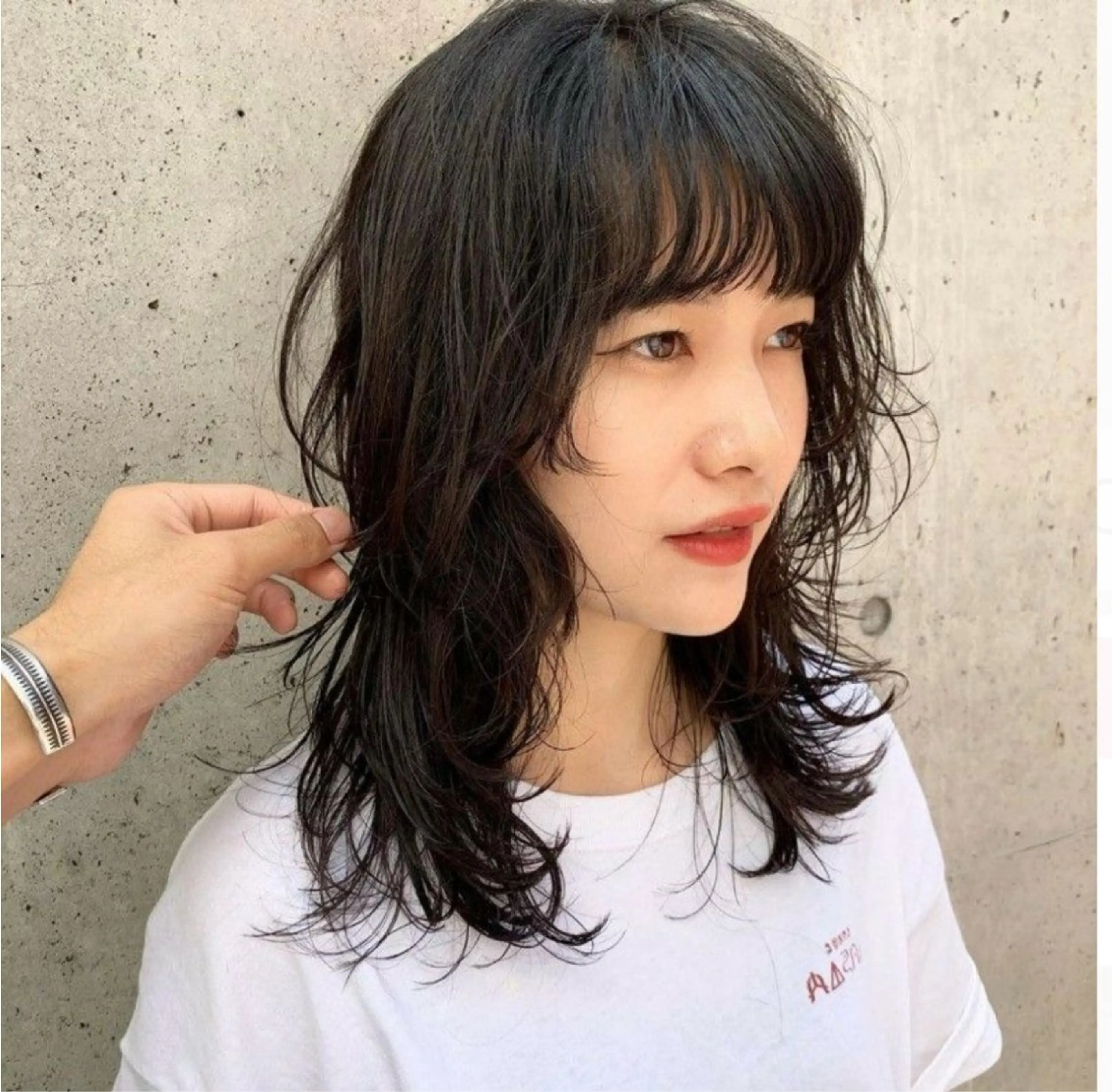 ミディアム パーマ 佐々木 彩花のヘアスタイル