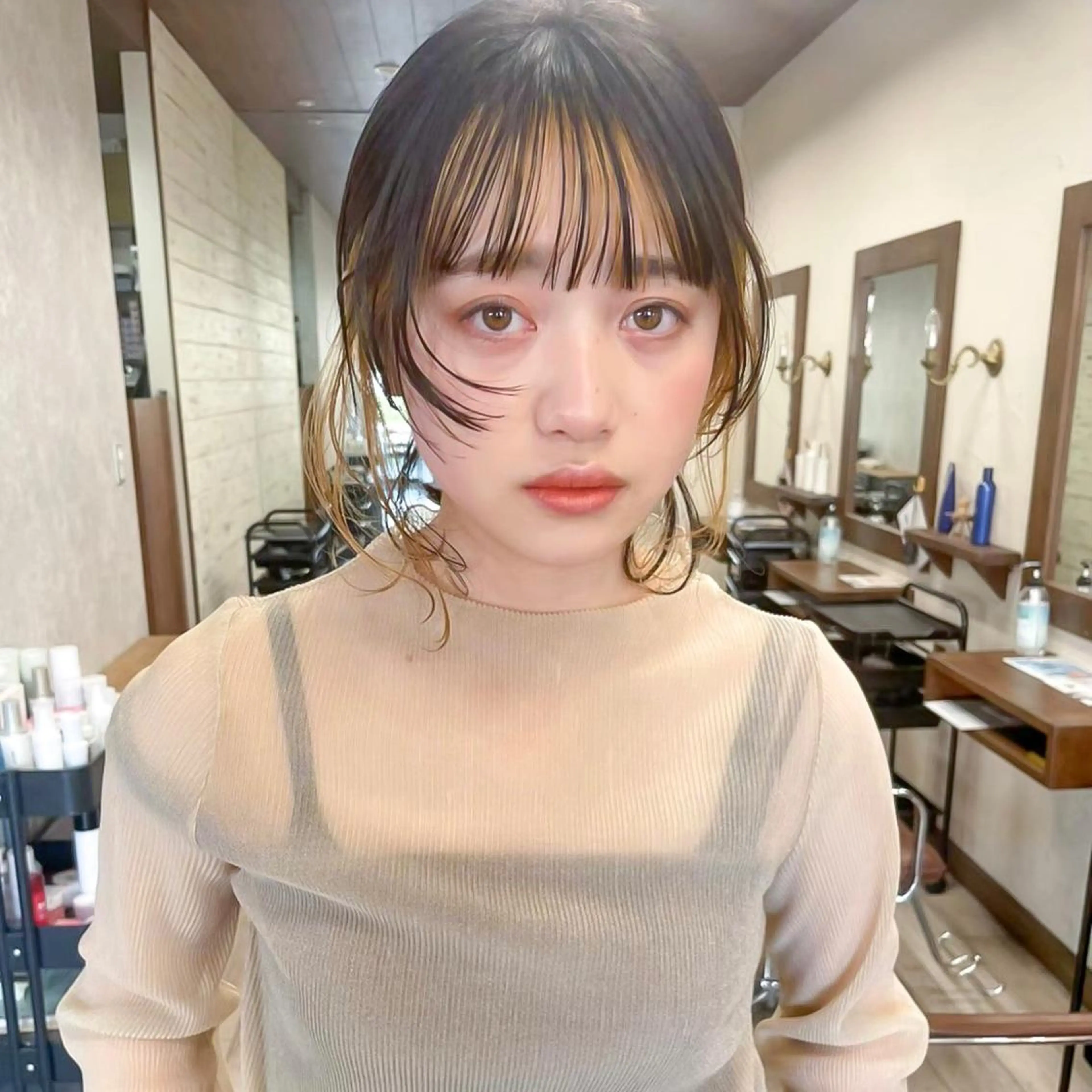 ミディアム カラー 黒髪 ブリーチ ブルーカラー ブルーブラック インナーカラー 高橋 みく/ minim 暖色のヘアスタイル