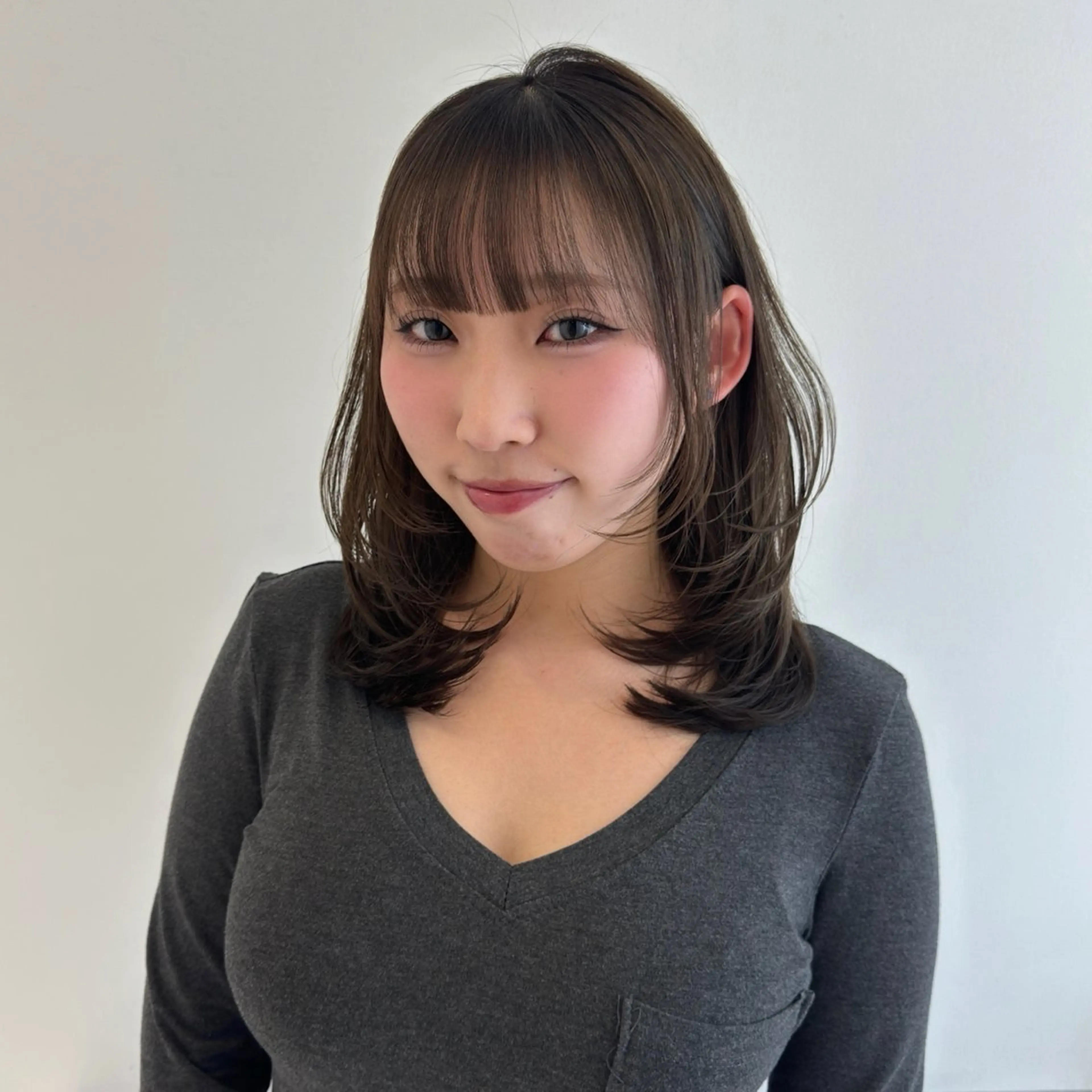 ミディアム カラー ヘアアレンジ カット ヘアカラー トリートメント 🌼動き×透明感🩵 ハイトーン/ナナのヘアスタイル