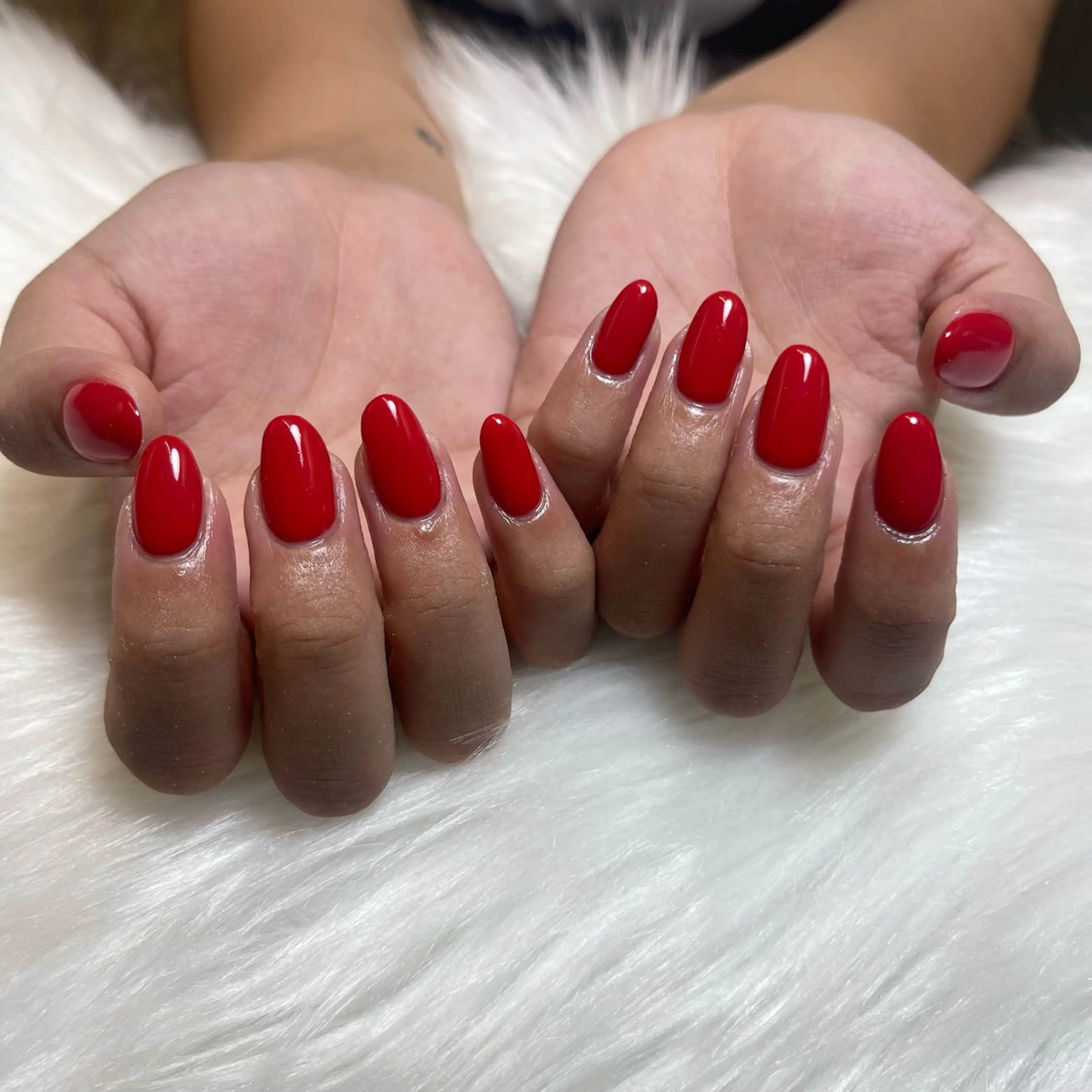 ネイル ワンカラーネイル 赤色 ハンドネイル 🧁fein. nana🩵のネイルデザイン