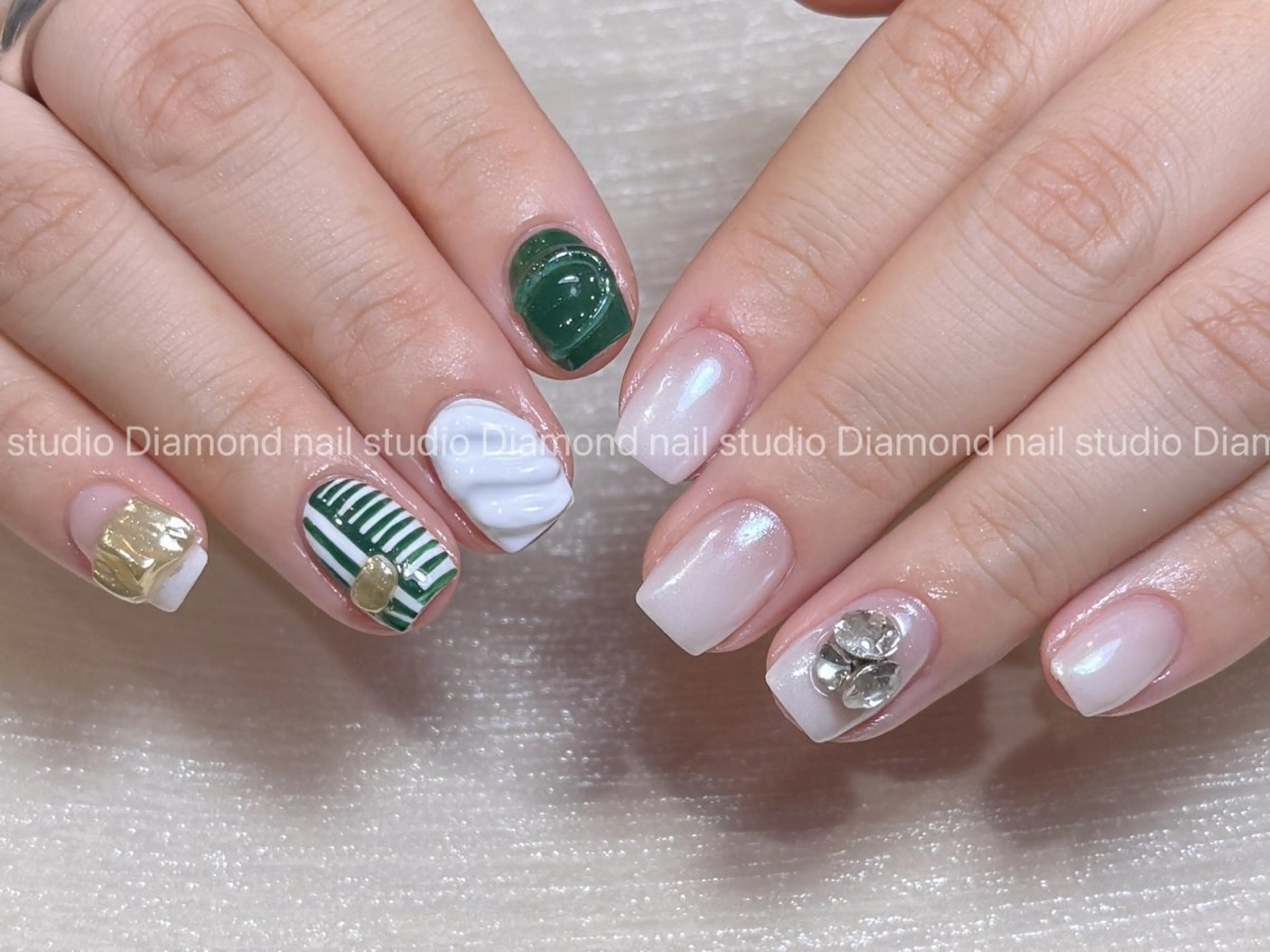 ネイル アートネイル オーロラネイル フラッシュネイル ガーリー キラキラネイル ハンドネイル Una NAILMANAMIのネイルデザイン