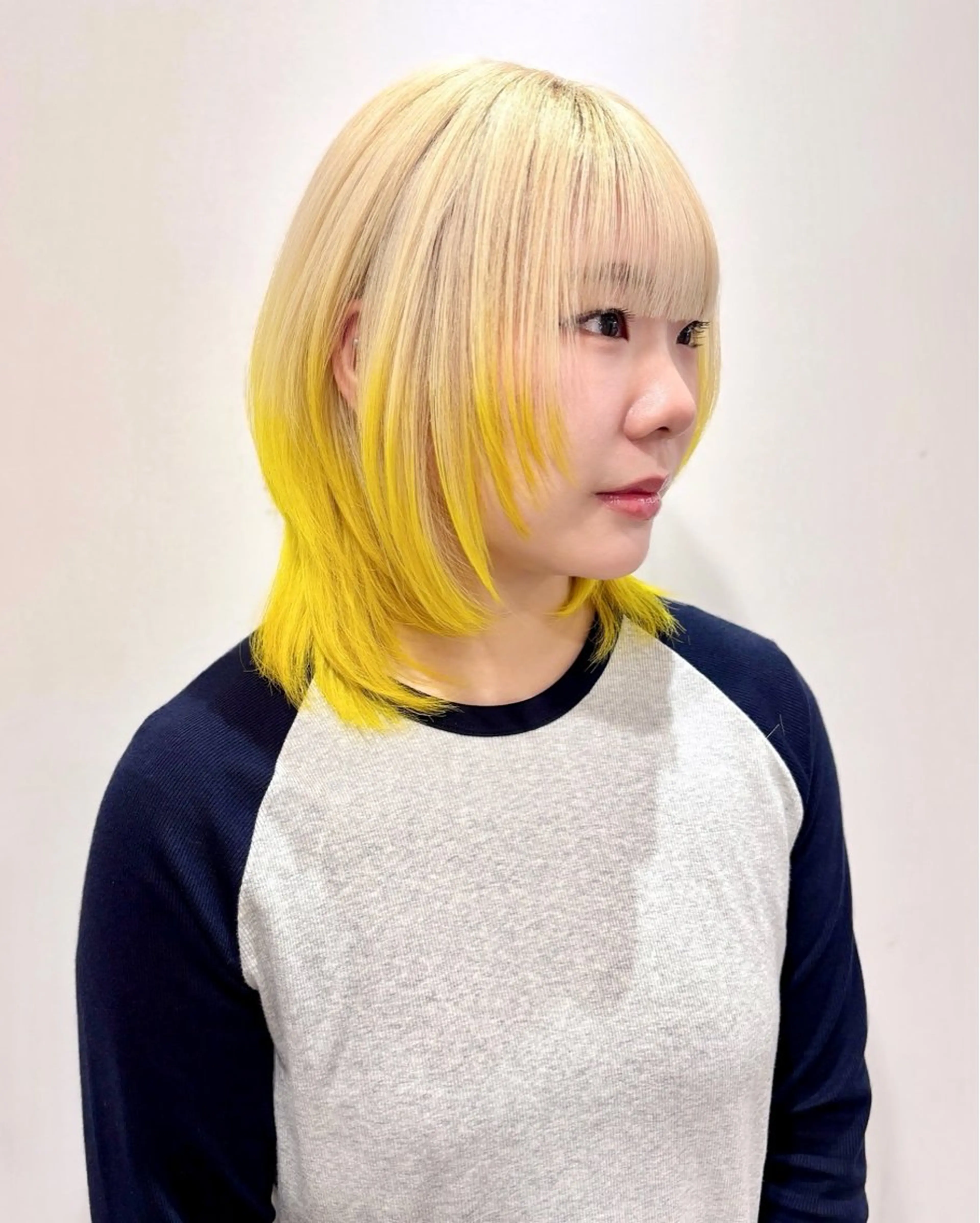 ミディアム カラー デザインカラー レイヤーカット カット ヘアカラー トリートメント ハイトーン/ウルフ/ レイヤー/Asukaのヘアスタイル