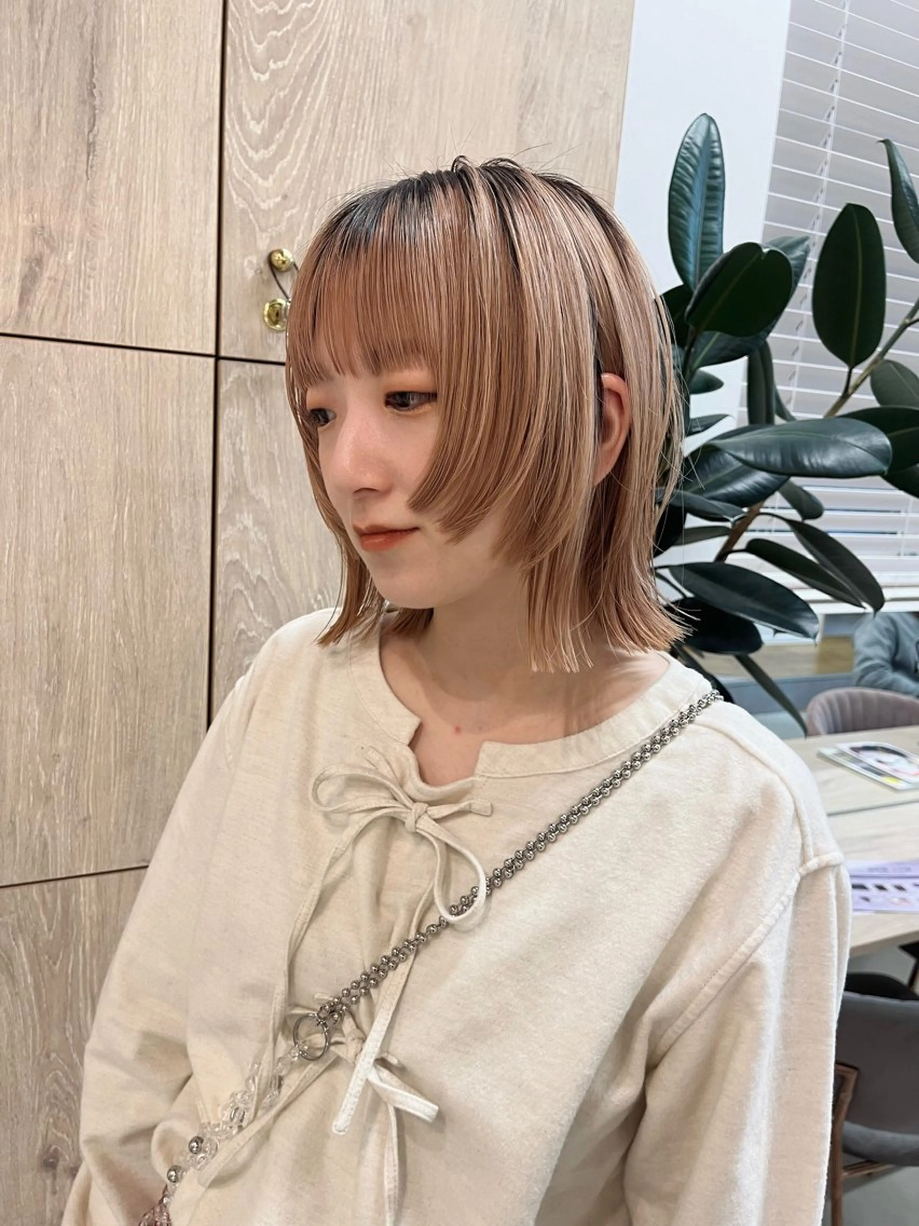 ミディアム 顔まわりレイヤー レイヤーカット marino/ カラー/顔周りカットのヘアスタイル