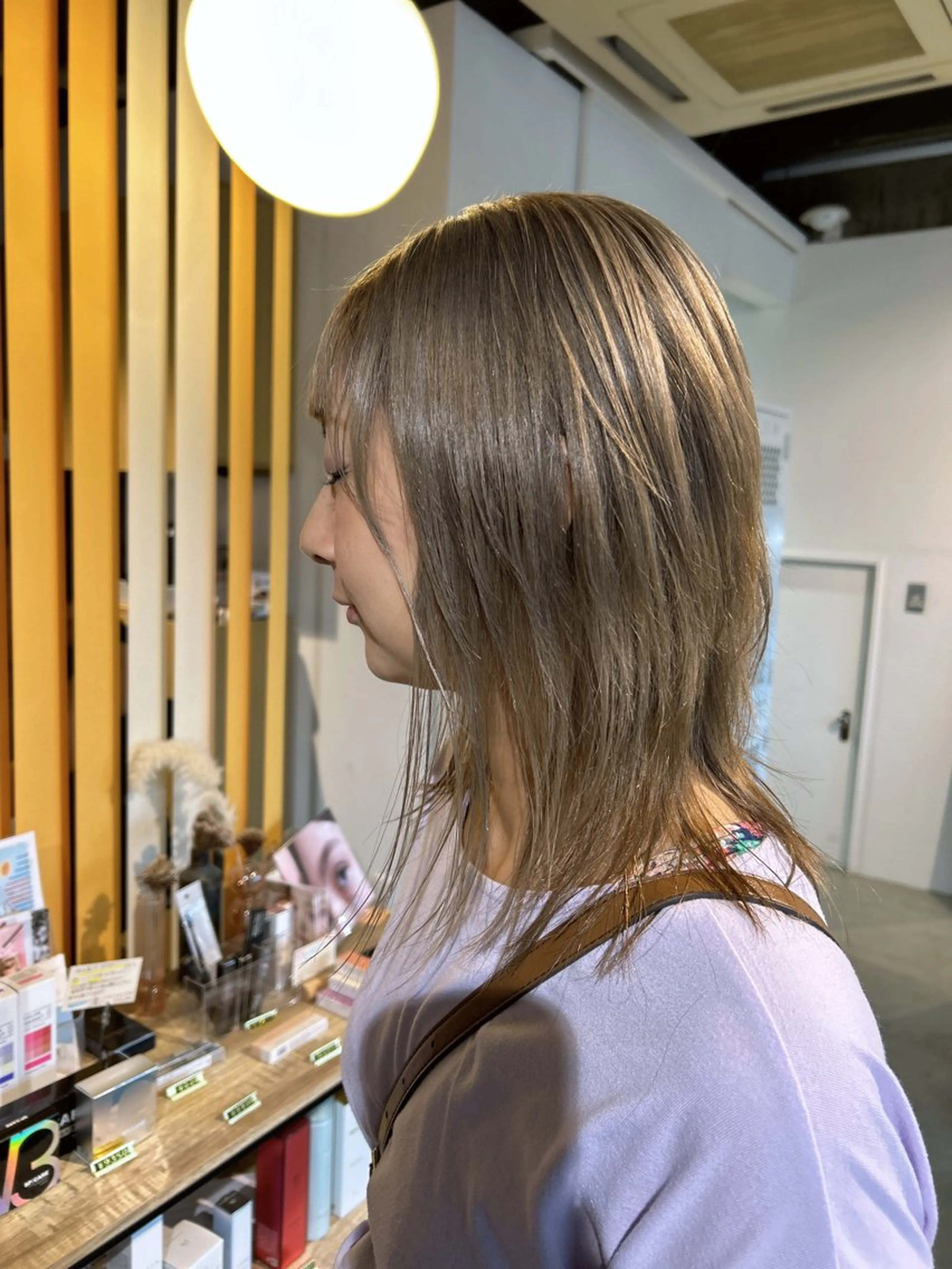 ミディアム カラー ベージュカラー ブリーチ ミルクティーベージュ shiho/レイヤー /透明感カラーのヘアスタイル