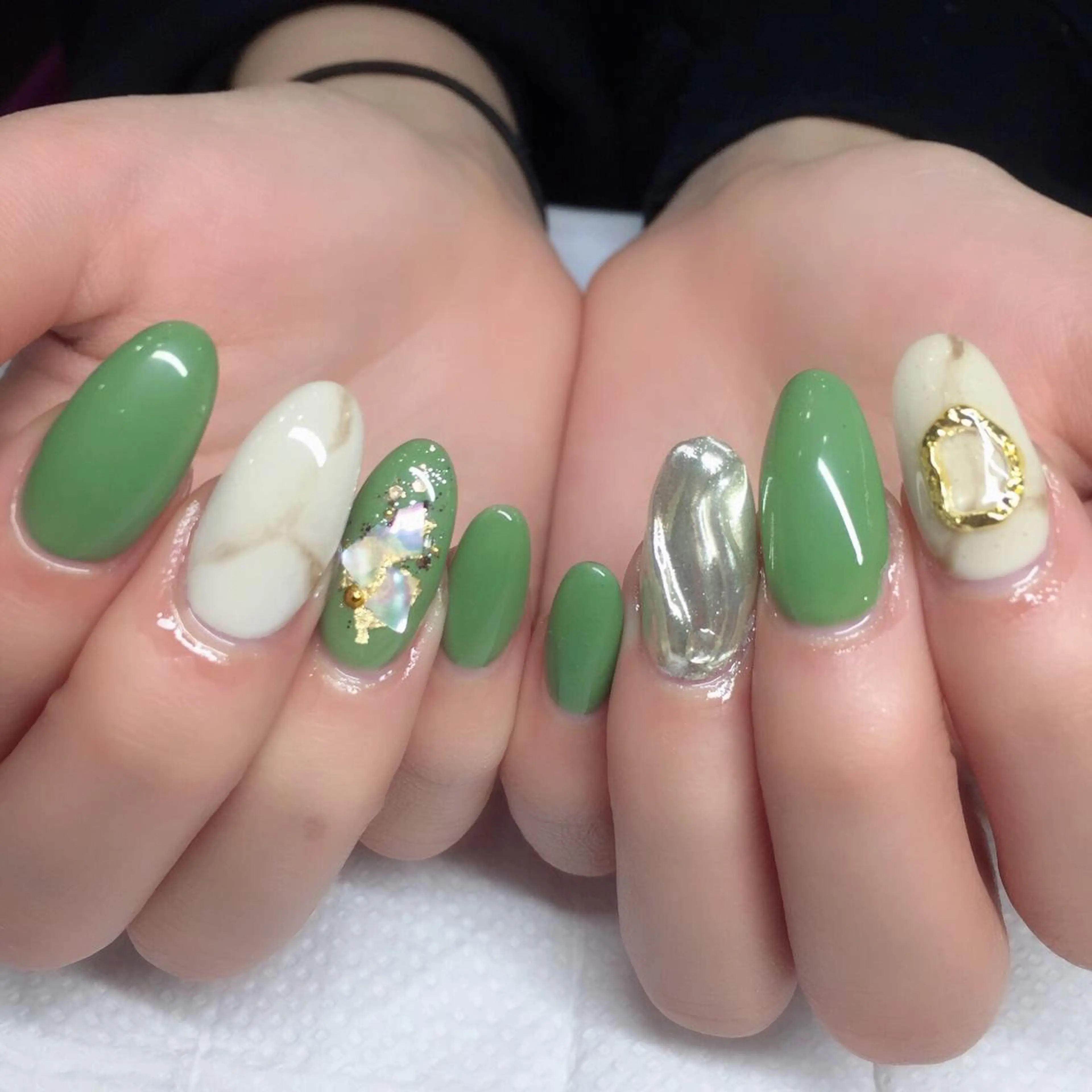 ネイル ゴールド ガールネイルサロン所属・ガール ネイルサロンのネイルデザイン