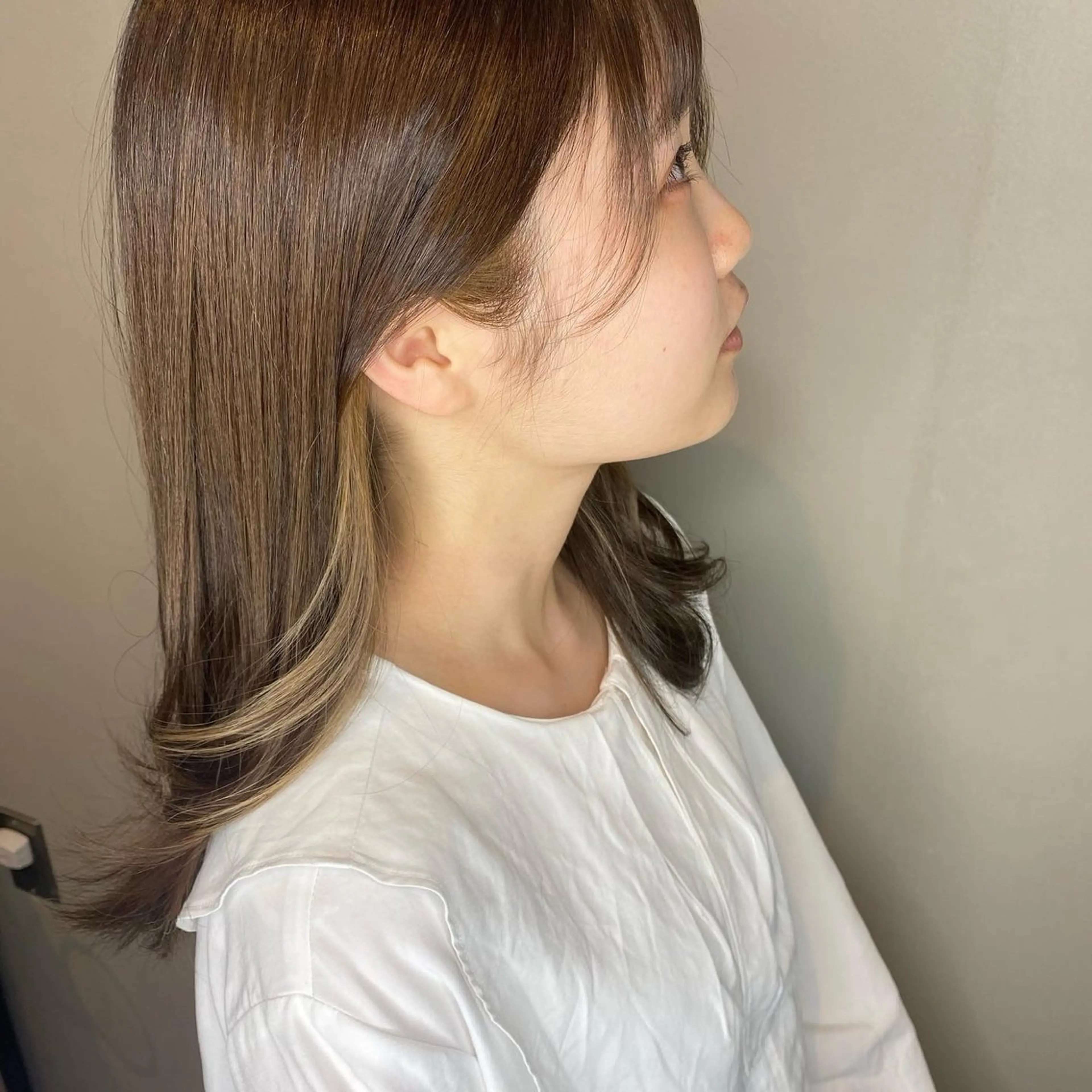 ミディアム カラー インナーカラー ヘアカラー 西浦慎二 /艶カラー/髪質改善のヘアスタイル