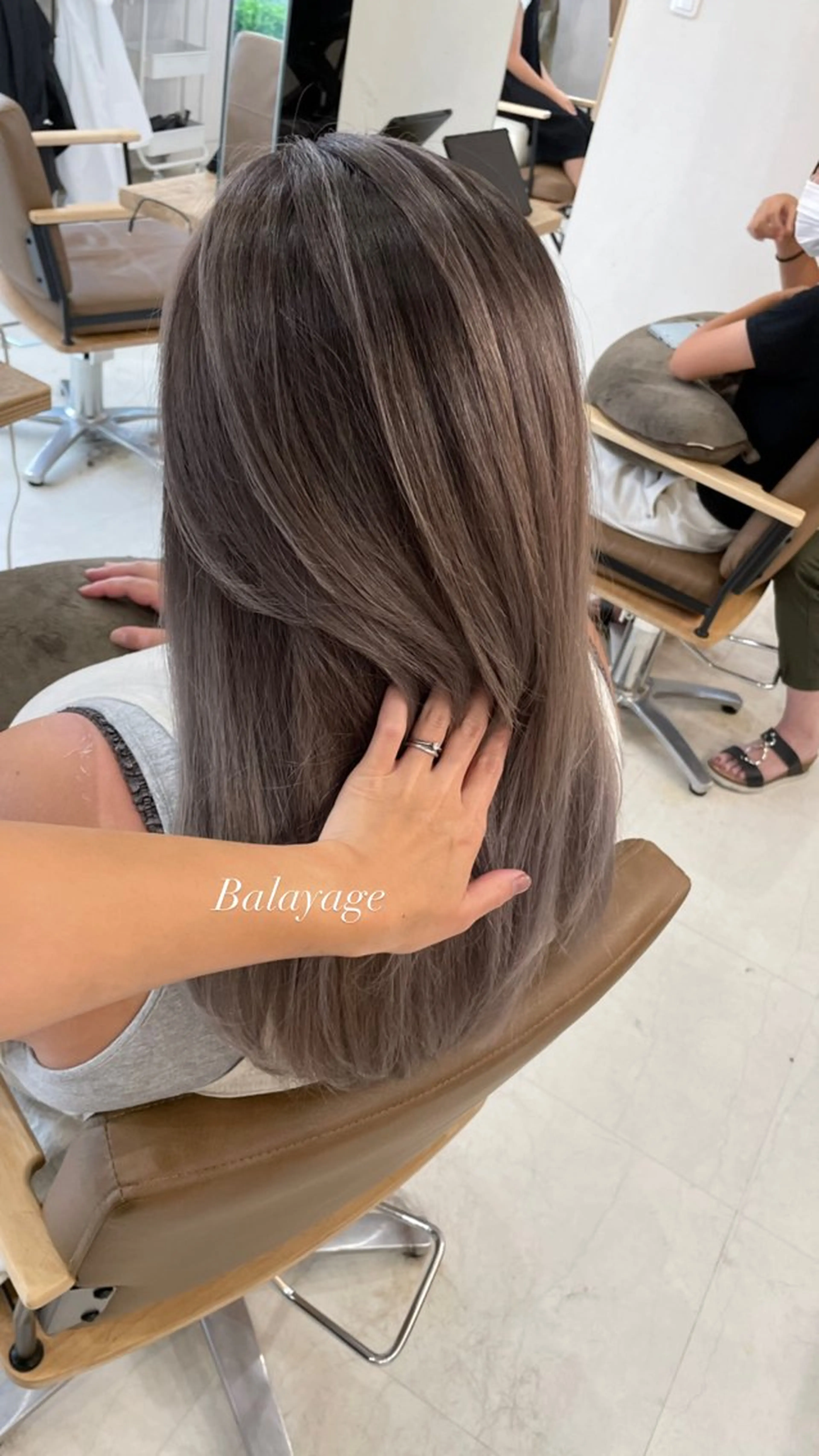 ロング ヘアカラー アルーナビューティデザイン所属・鈴木 妃帆未のヘアスタイル