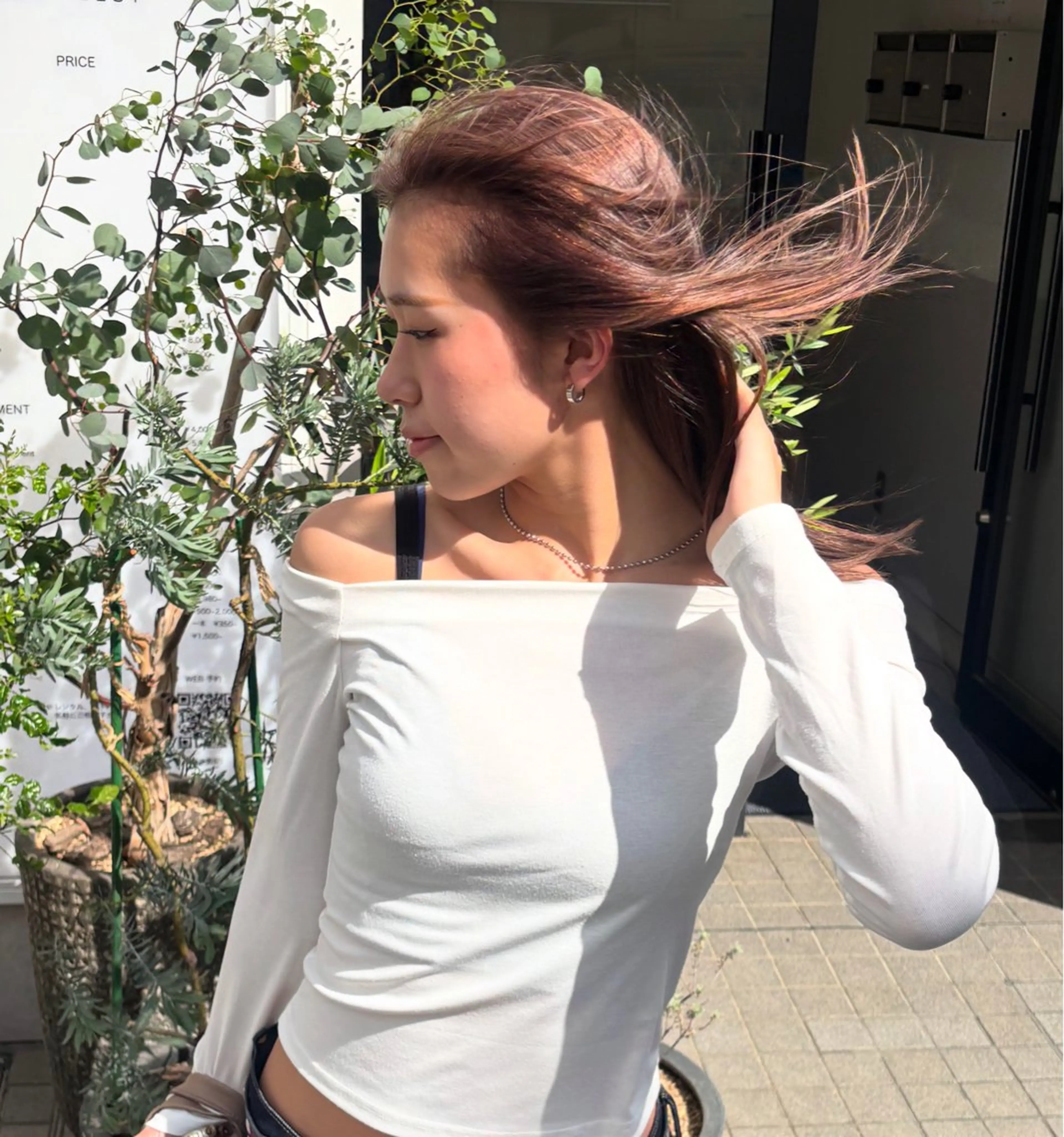 ミディアム カラー ヘアアレンジ 切りっぱなしボブ ブリーチ ダブルカラー イヤリングカラー ハイライトカラー iona/ハイトーン /ネイルのネイルデザイン