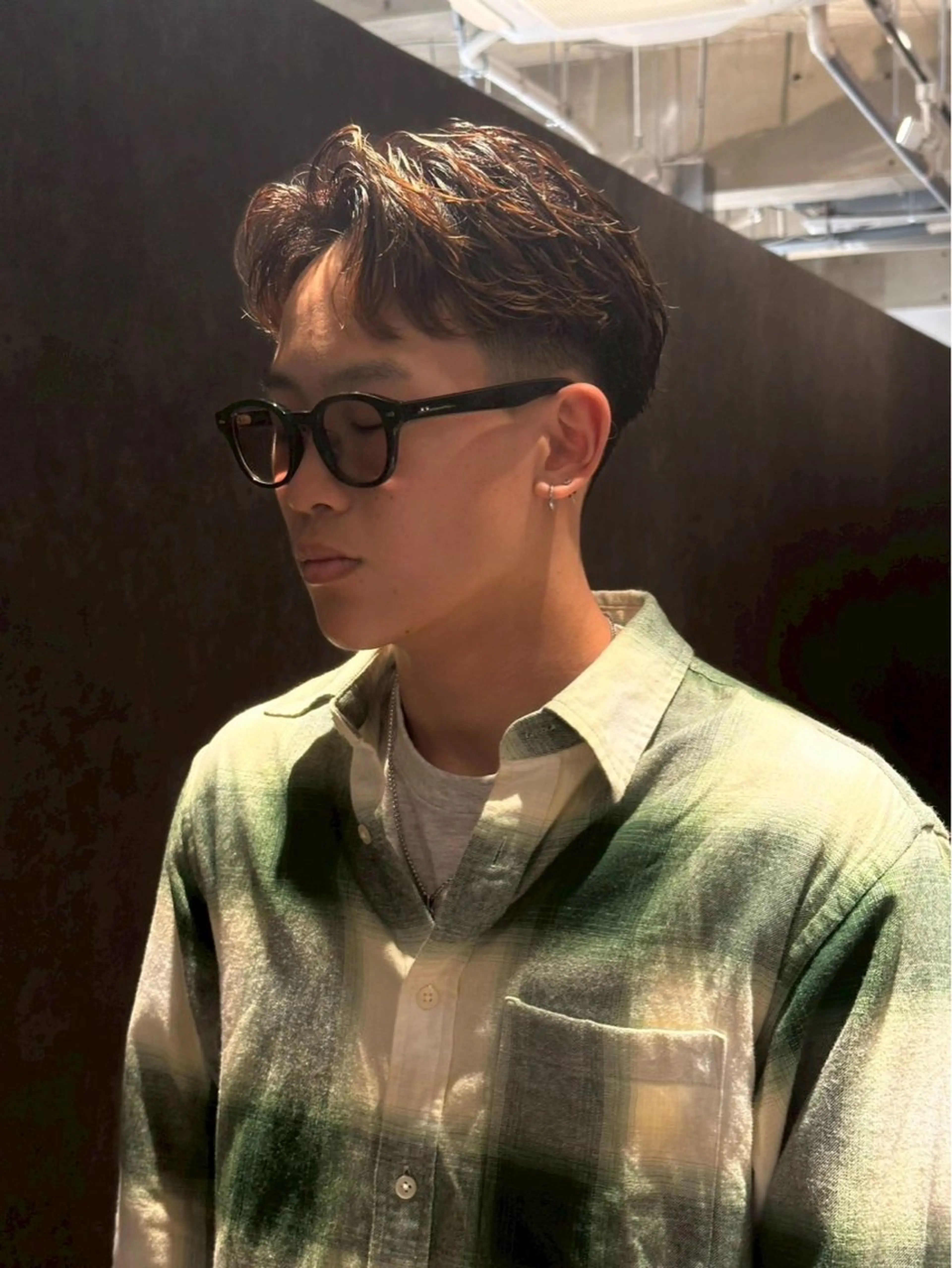 ショート パーマ メンズ メンズブリーチ センターパート フェードカット フェザーパーマ メンズハイライト カット パーマ トリートメント 金山駅前/メンズ パーマ/真柄 恒輝のヘアスタイル