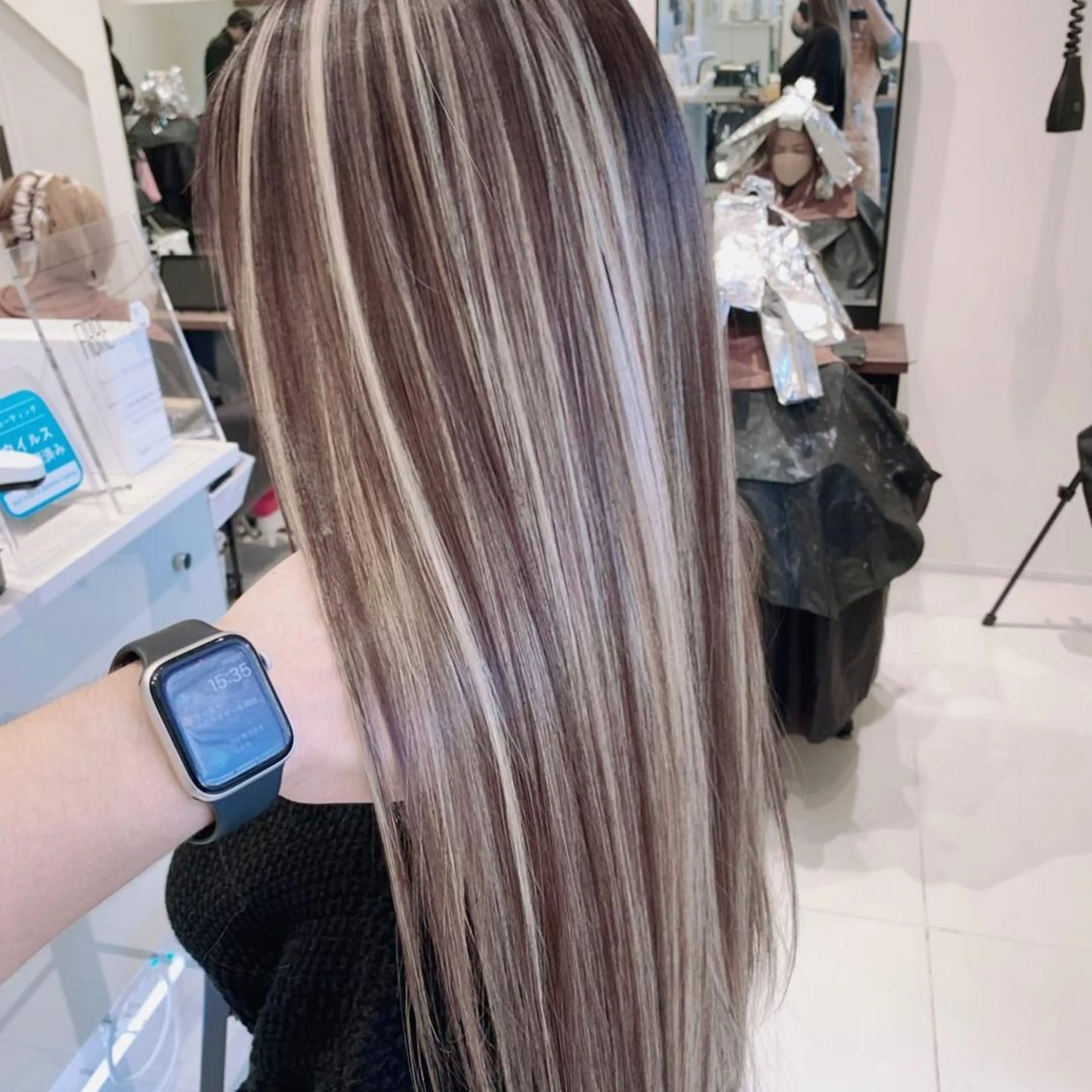 ロング カラー ブリーチ ケアブリーチ ハイライトカラー ハイライト 髪質改善 ヘアカラー オフホワイトアンドなんば所属・福西 洋斗のヘアスタイル