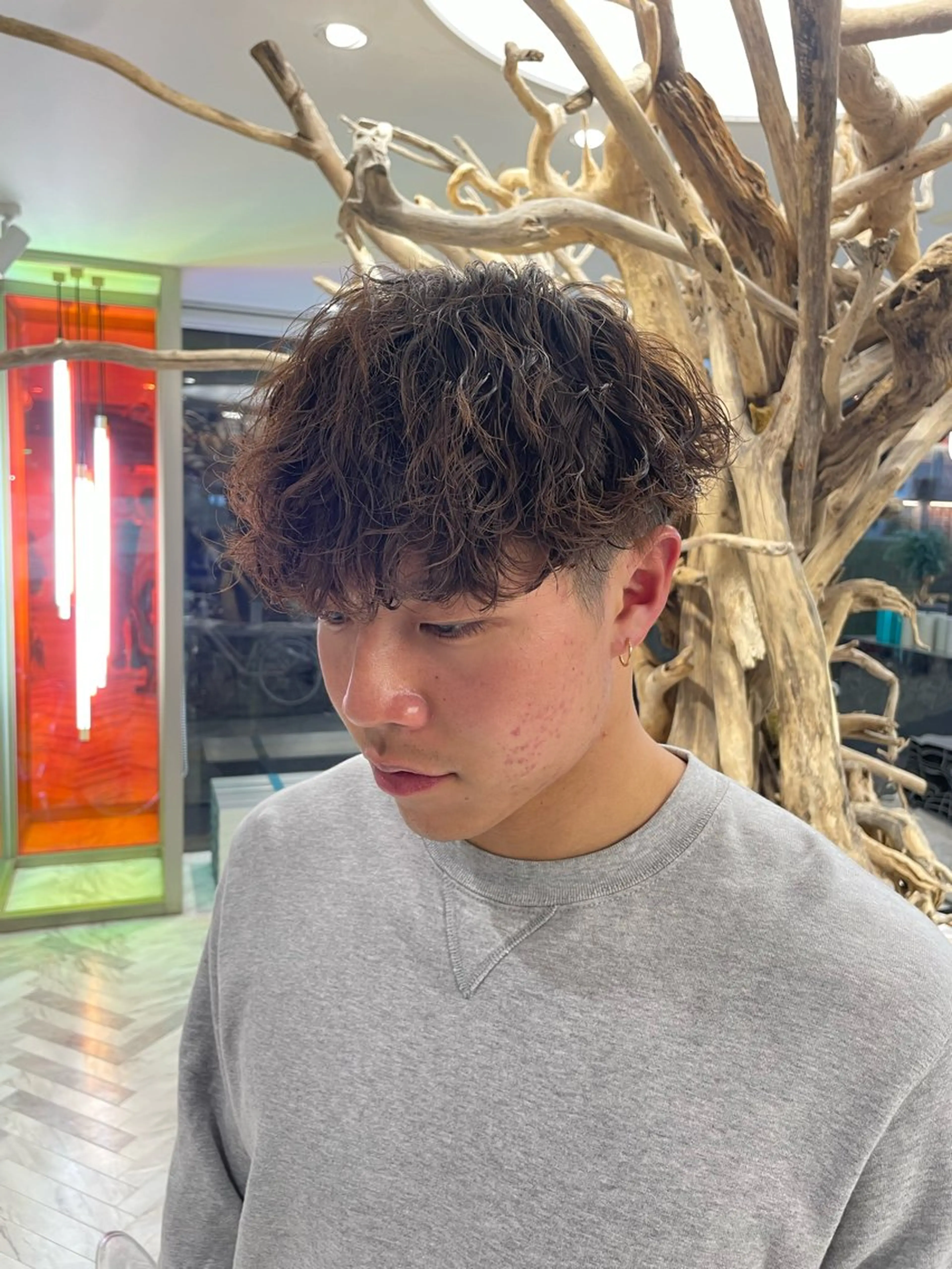 ショート カラー パーマ メンズ メンズパーマ メンズツイストパーマ 波巻きパーマ スパイラルパーマ ツイストパーマ カット ヘアカラー パーマ フェザーショート⚡️ REONのヘアスタイル