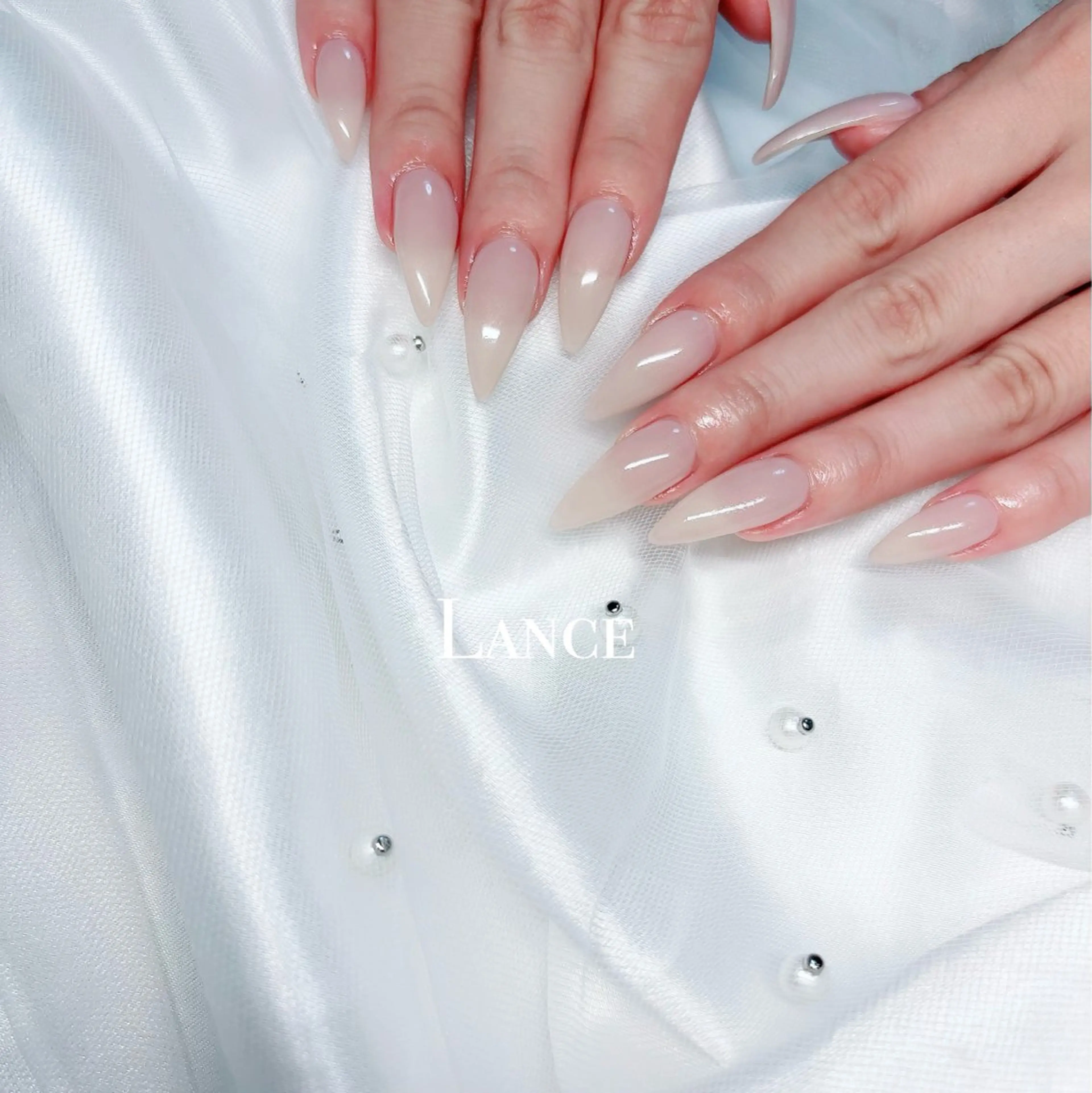 ネイル オーロラネイル フットネイル フレンチネイル キラキラネイル 韓国ネイル ハンドネイル Lance nailのネイルデザイン