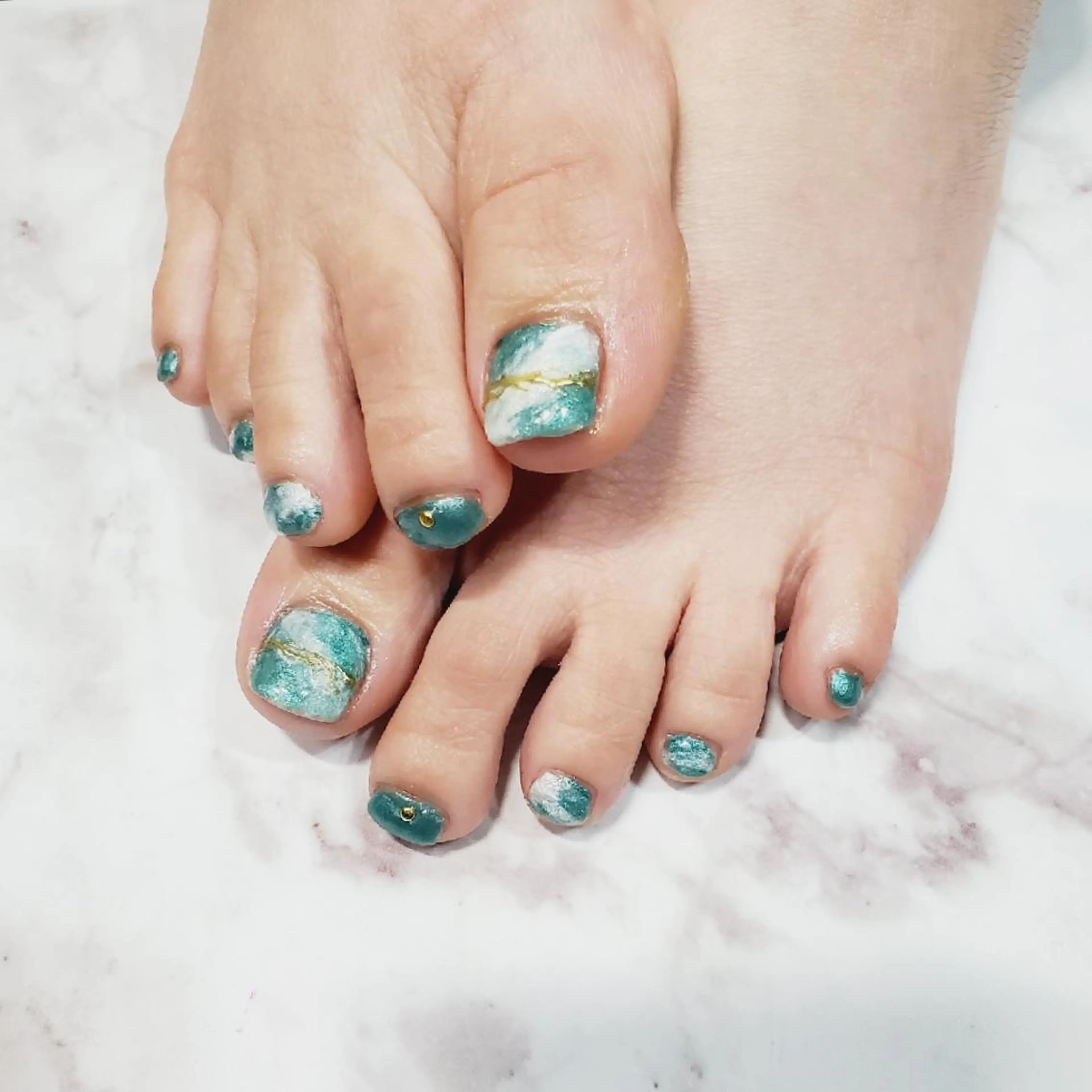 ネイル フットネイル ゴージャス グリーン フットネイル ネイルサロンベルティ .ひとみのネイルデザイン